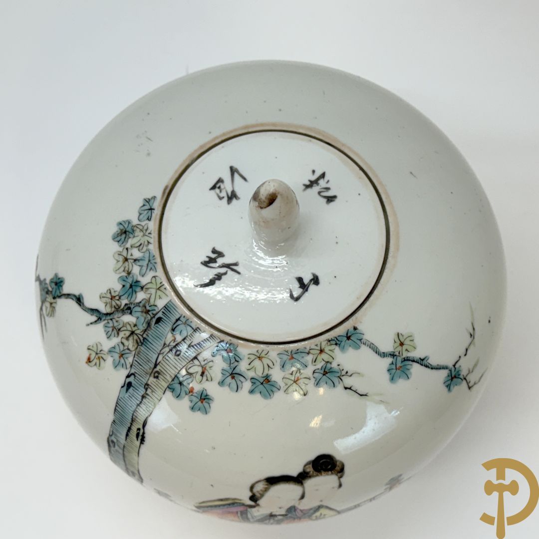 Chinese porseleinen vaas met decor van fo honden + Dekselpotiche in Chinees porselein met geanimeerd decor van dames in landschap