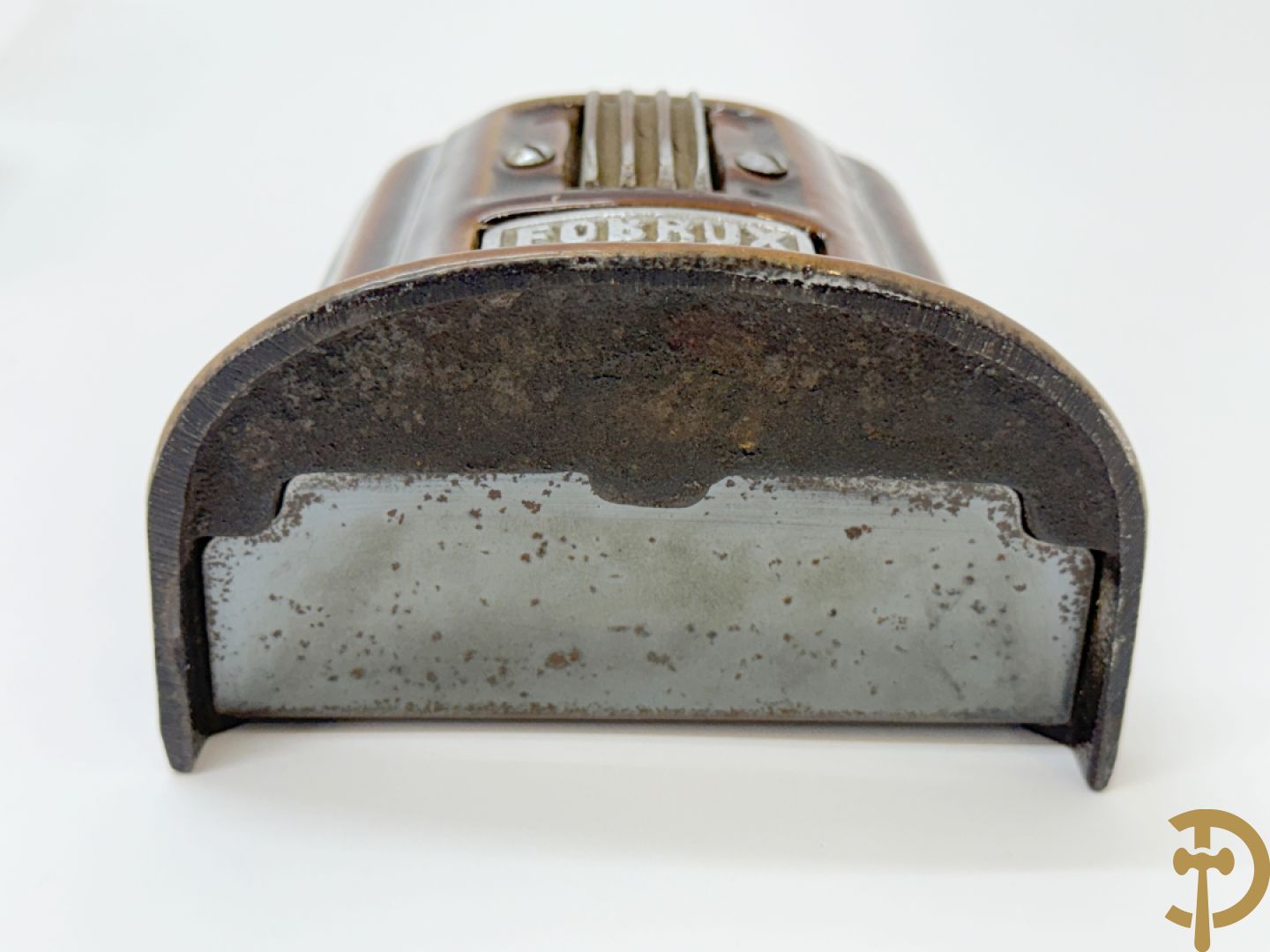 Gietijzeren Engelse hond + spaarpotten van gietijzeren varken, gipsen hond en gietijzeren kachel + verzamelobjecten Sphinx en Selles + koperen waterkraan