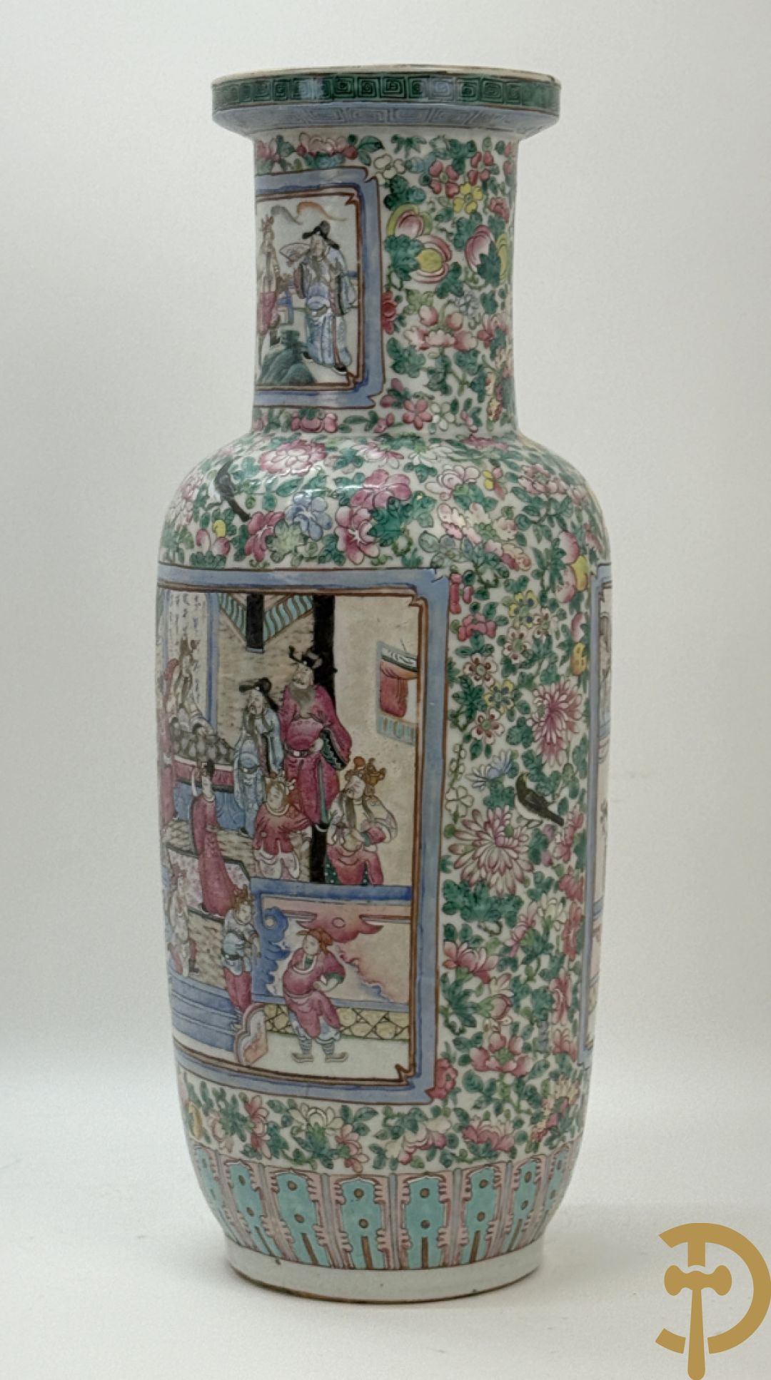 Chinese porseleinen vaas met geanimeerd decor en fond van bloemen, Kanton 19e