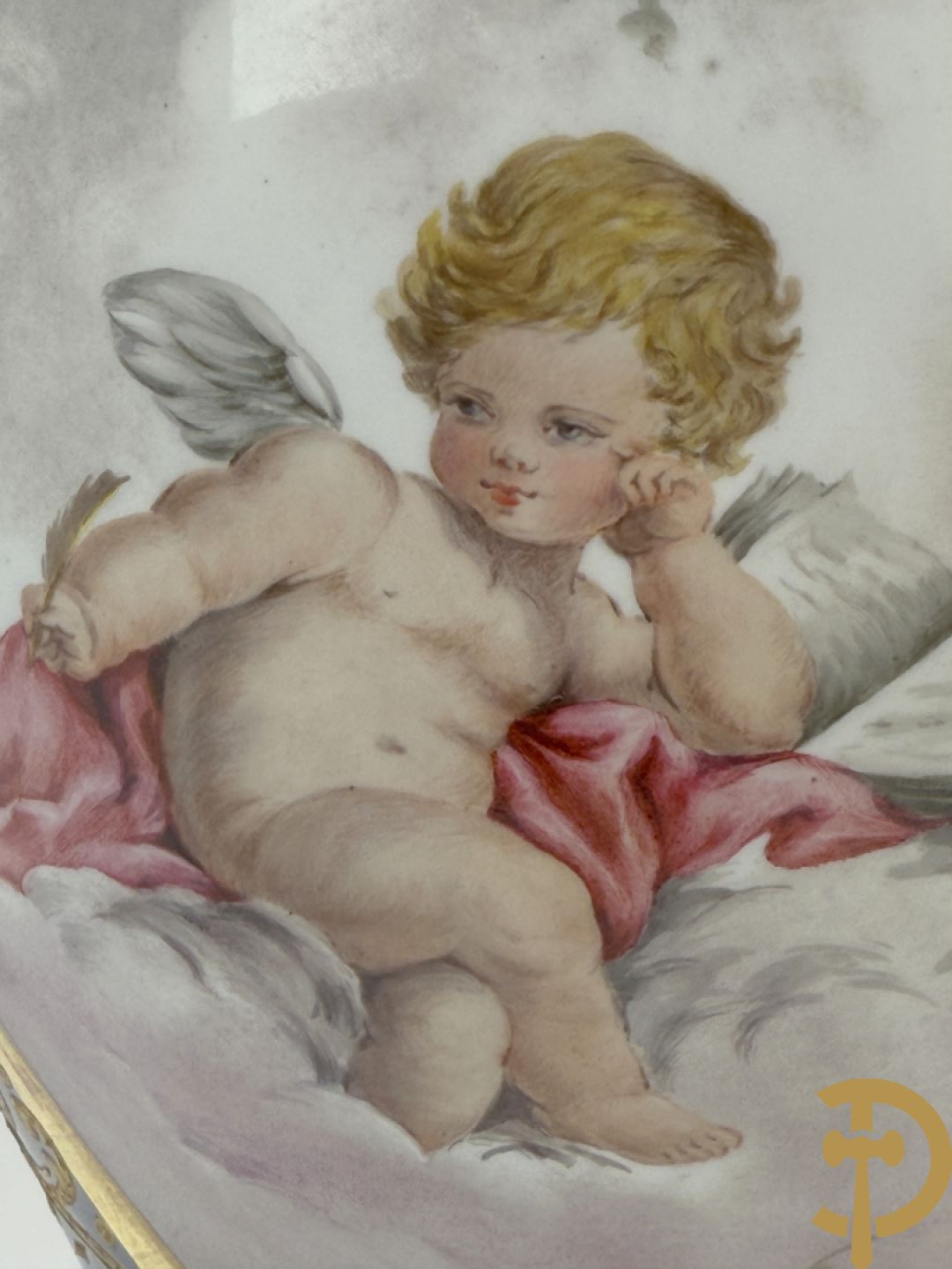 Paar Sèvres stijl vazen met bronzen oren en éénzijdig decor van cupido