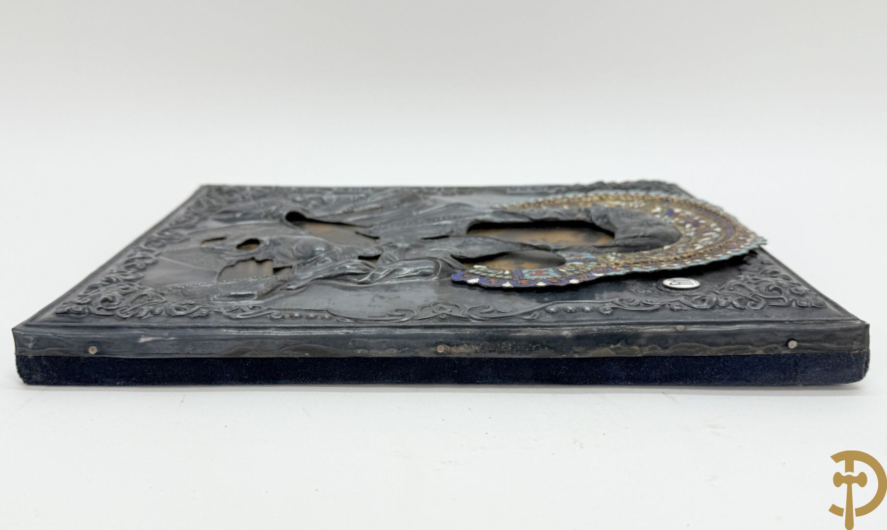 Ikoon met voorstelling van Madonna met kind en verzilverde rizza bezet met email