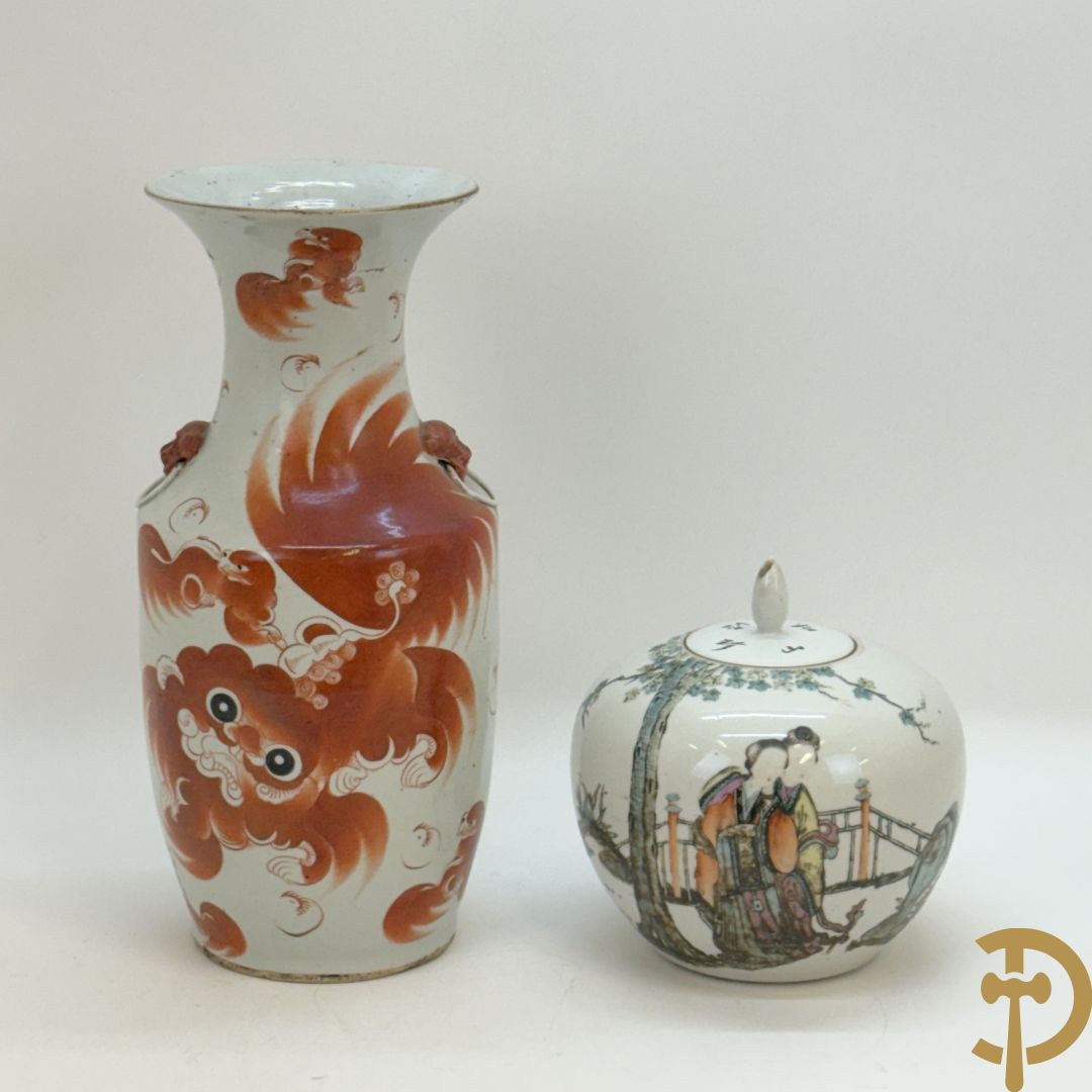 Chinese porseleinen vaas met decor van fo honden + Dekselpotiche in Chinees porselein met geanimeerd decor van dames in landschap