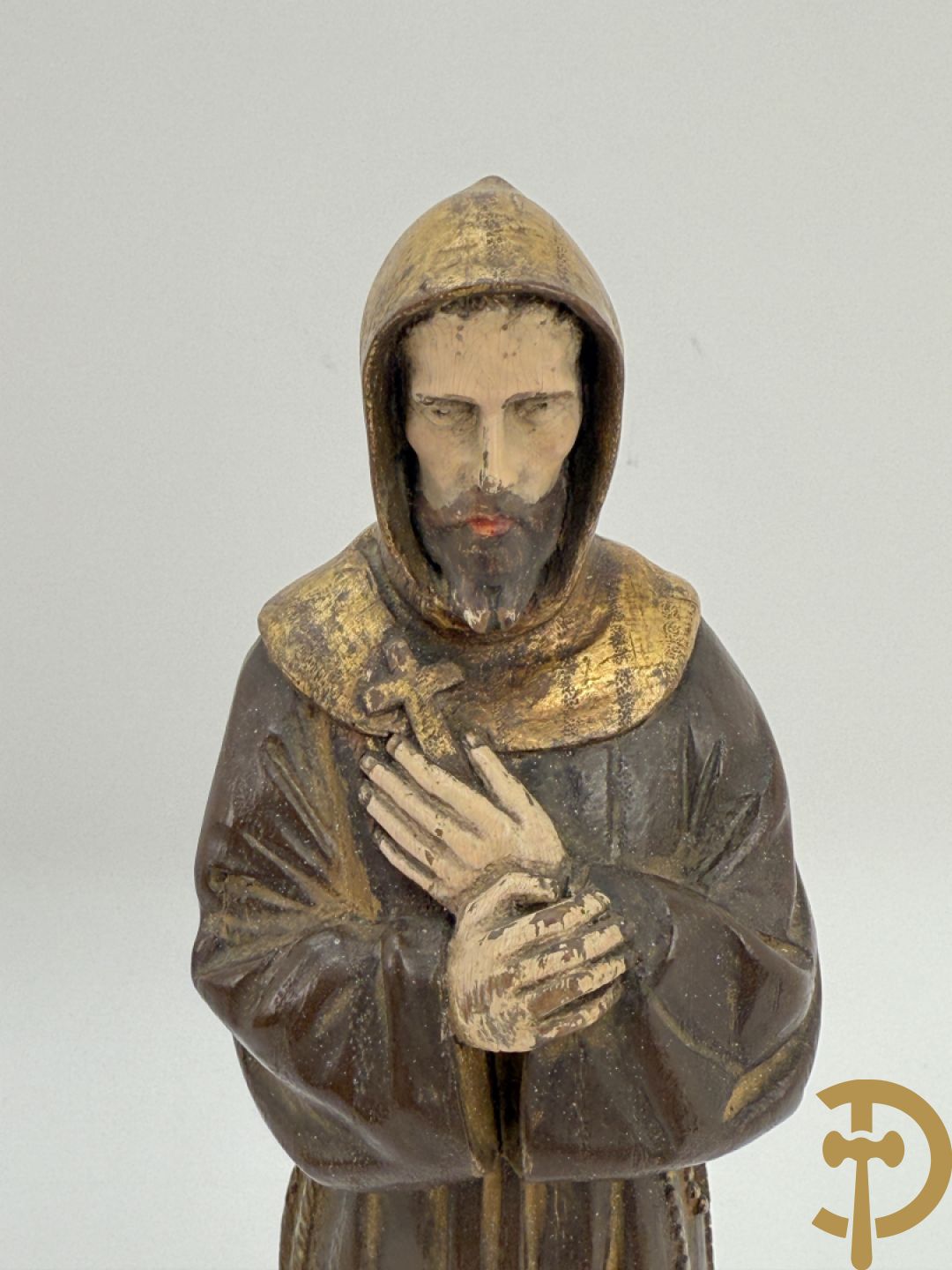 Twee Engelse meerkleurige keramieken sierstukken met personages + vier koppels Engelse biscuits + waterdrager in Royal Dux + 2 houtsculpturen