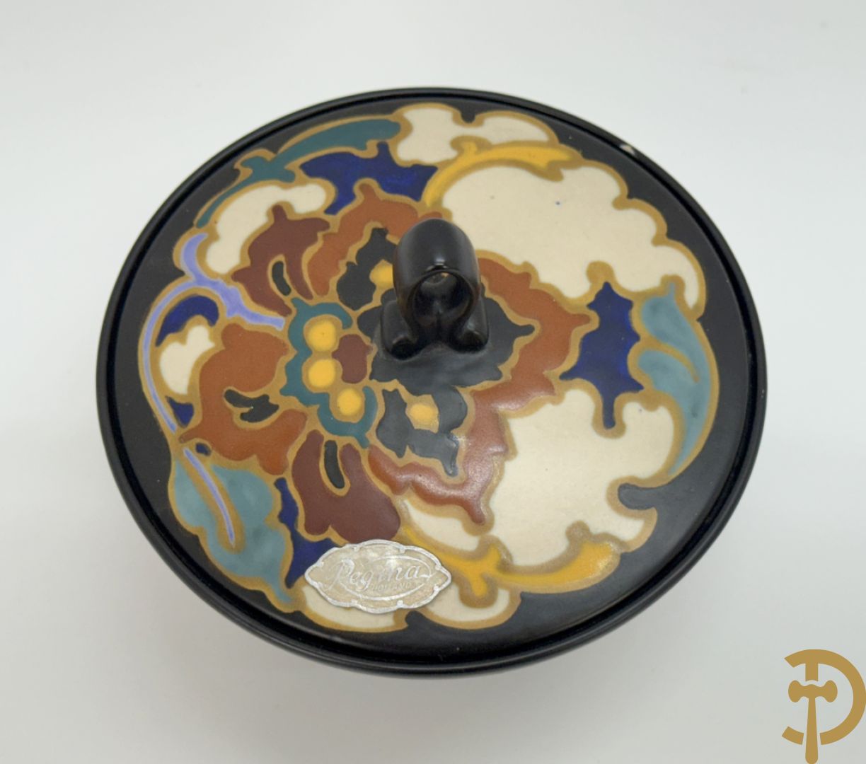 Drie borden in meerkleurige Gouda faience + kandelaar in Gouda faience + 2 vazen in Gouda + bonbonnière Gouda + vaasje Bergen