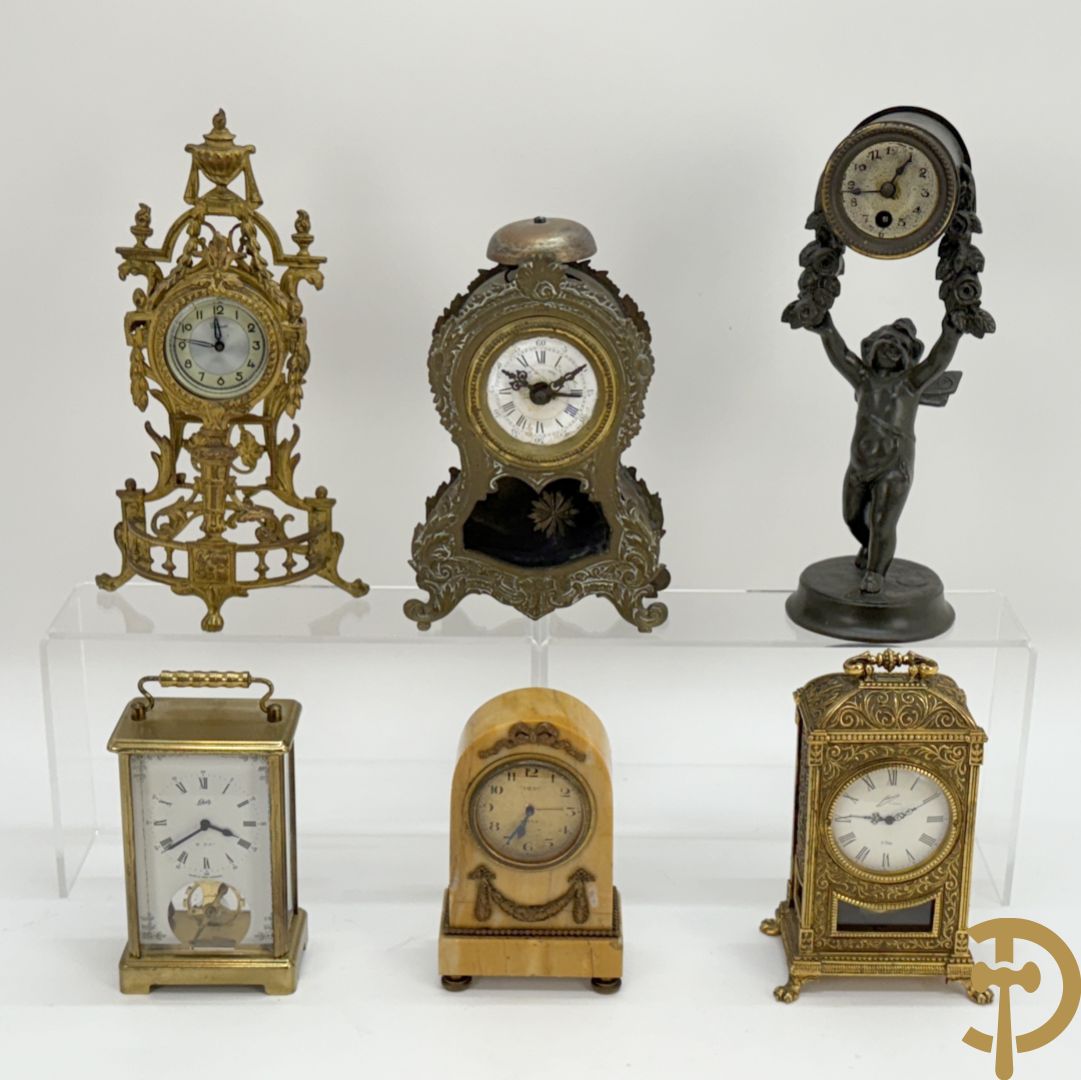 Zes miniatuurklokjes w.o. cupido houdende een pendule, marmeren kapelklokje, 2 reiswekkers, Napoleon III pendule in koper en zamak klokje