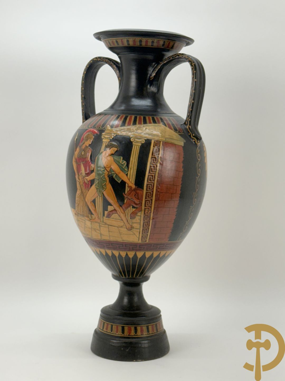 Amfoorvormige vaas in terra cotta met voorstellingen uit de Klassieke oudheid, Griekse stijl