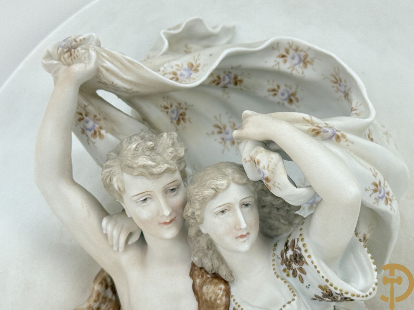 Paar ovale basreliefs met romantisch koppel en cupido in biscuit, achteraan onleesbaar gestempeld