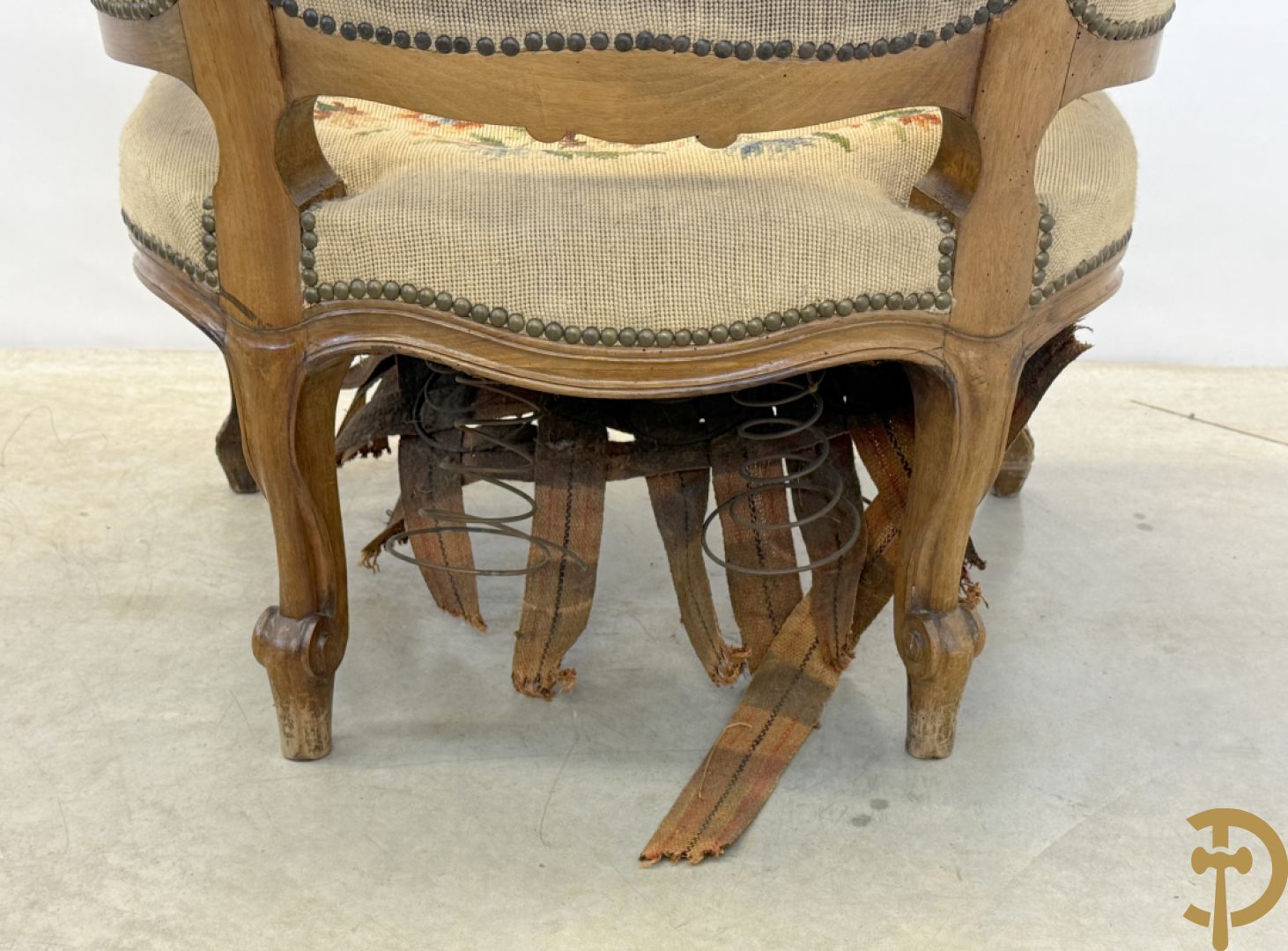 Paar armzetels bezet met petit points + 2 bijhorende stoelen