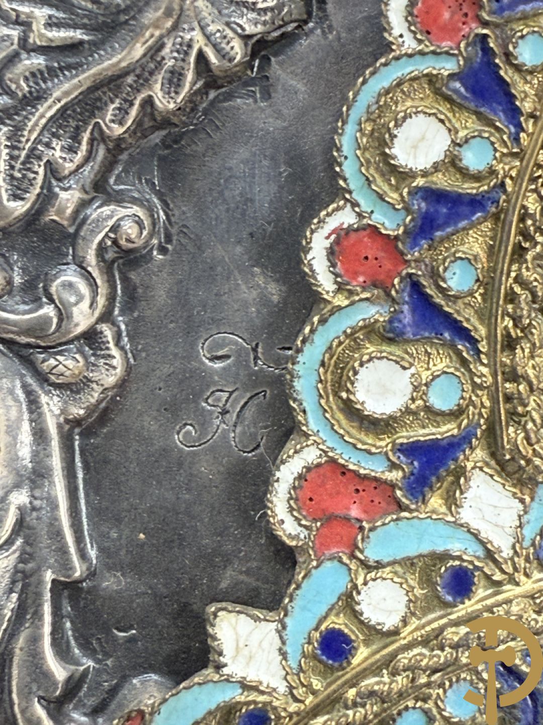 Ikoon met voorstelling van Madonna met kind en verzilverde rizza bezet met email