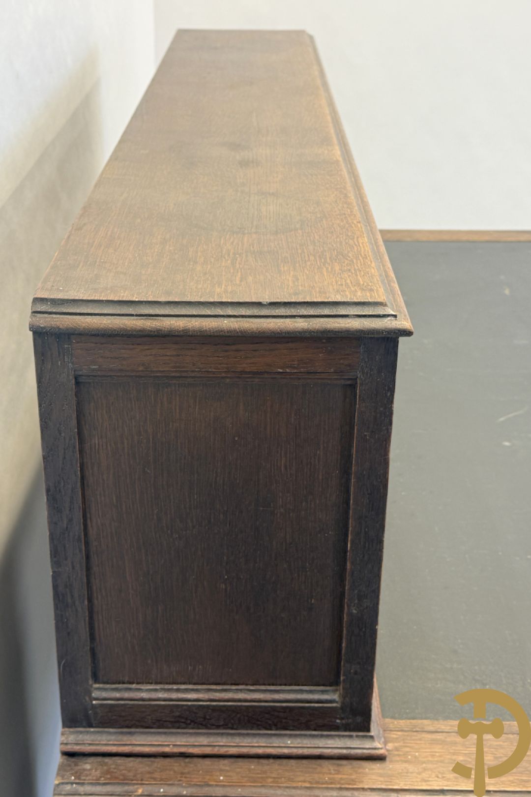 Mechels eiken bureau met opstand en Neo Renaissance invloeden