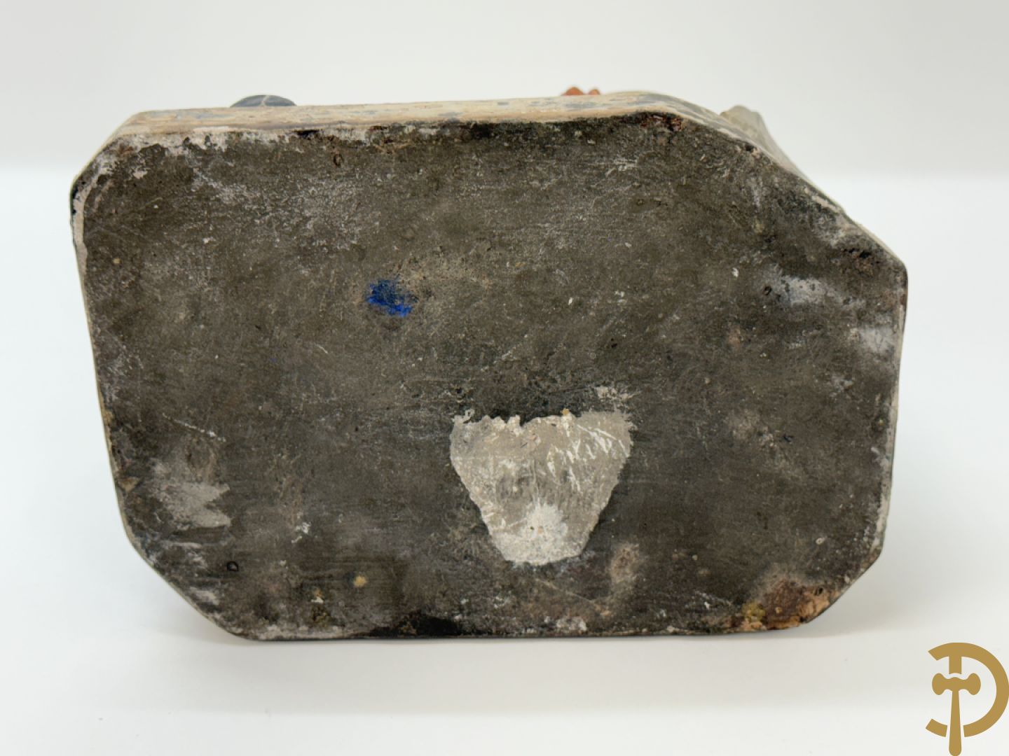 Houtgesculpteerde en gepolychromeerde zittende Aziatische wijsgeer