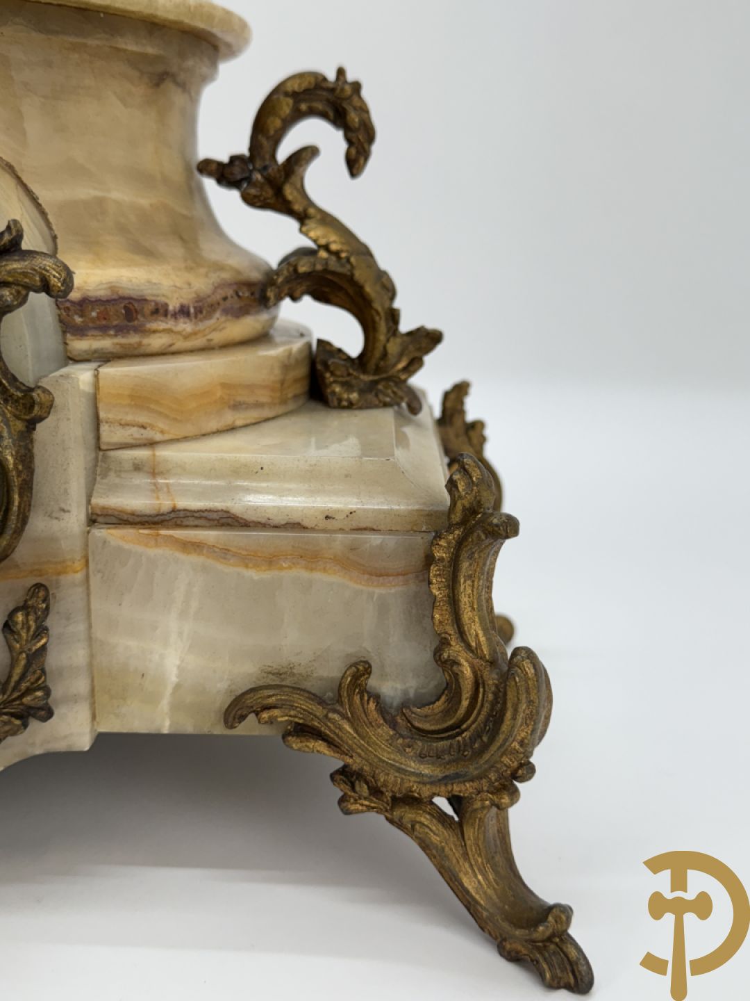 Driedelige zamak garnituur bestaande uit pendule met cupido en dame geflankeerd door paar vijfarmige kandelaars, Bruchon getekend