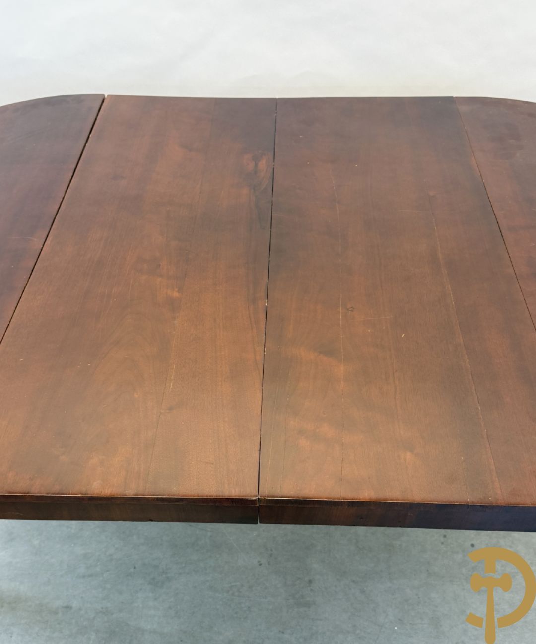 Ovale uittrekbare mahoniehouten tafel op zes verjongende poten