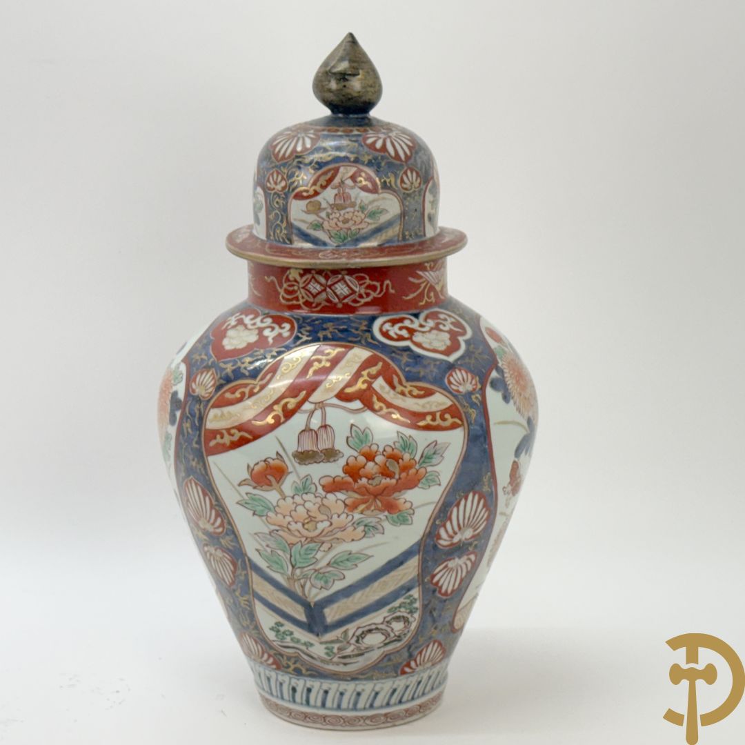 Japanse imari dekselpotiche met rood/blauw decor van bloemen in cartouches