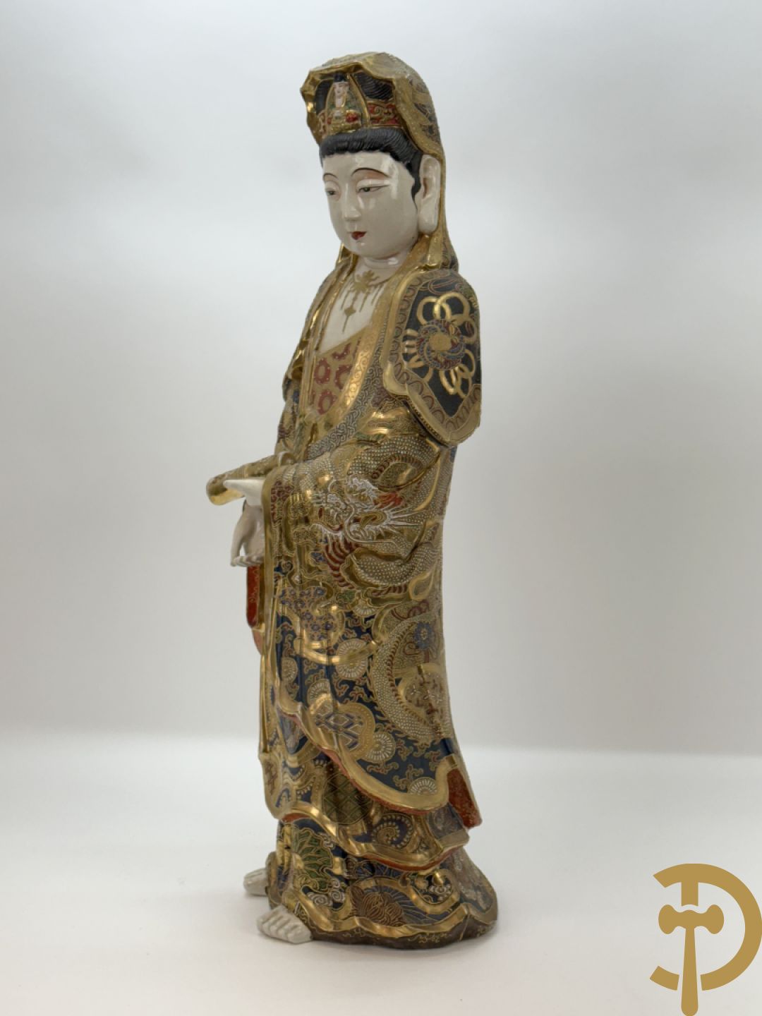 Grote staande Kwan Yin in Japans Satsumat porselein