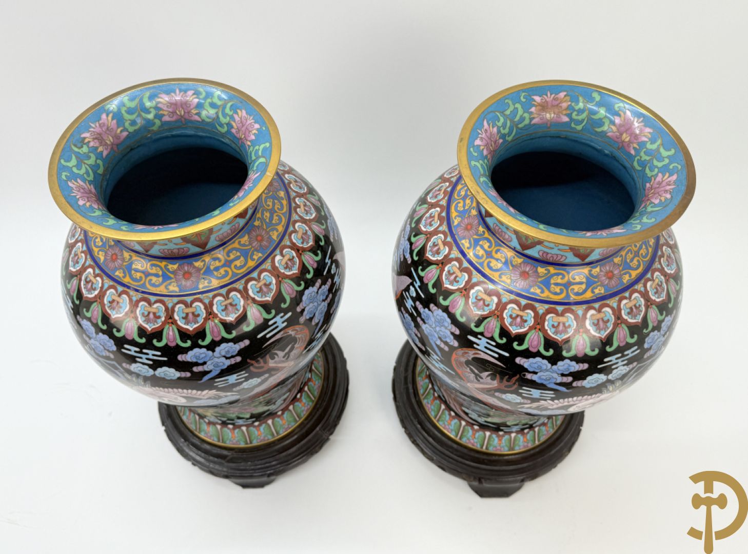 Paar cloisonévazen met bloemen en vogeldecor op zwarte fond - op houten sokkel
