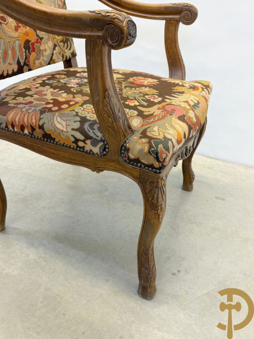 Armzetel Louis XIV met petit points + voetbankje