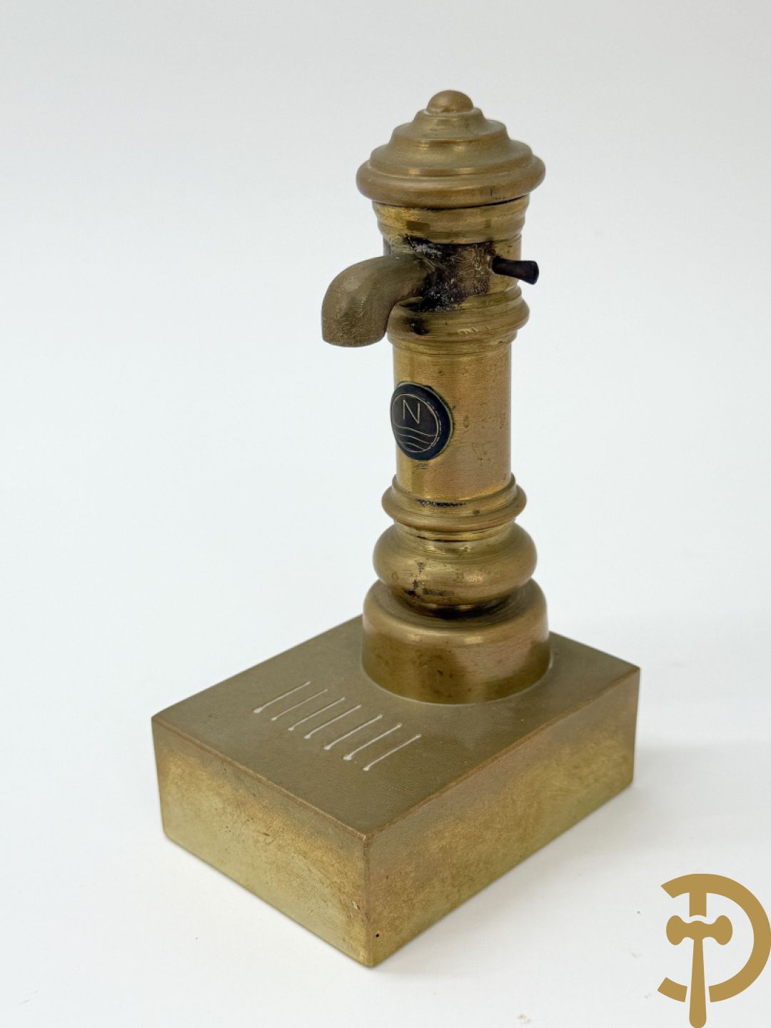 Gietijzeren Engelse hond + spaarpotten van gietijzeren varken, gipsen hond en gietijzeren kachel + verzamelobjecten Sphinx en Selles + koperen waterkraan