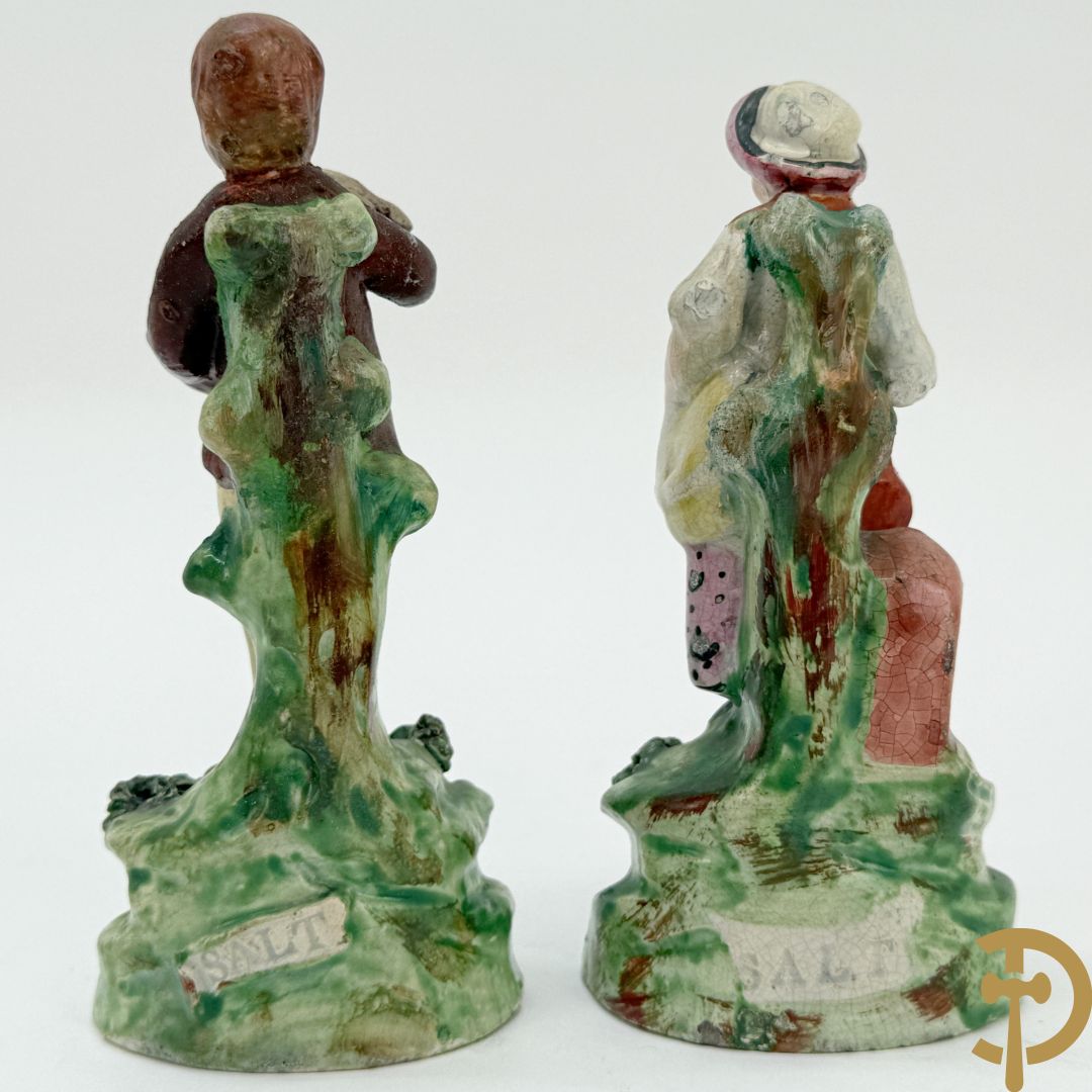 Twee Engelse meerkleurige keramieken sierstukken met personages + vier koppels Engelse biscuits + waterdrager in Royal Dux + 2 houtsculpturen