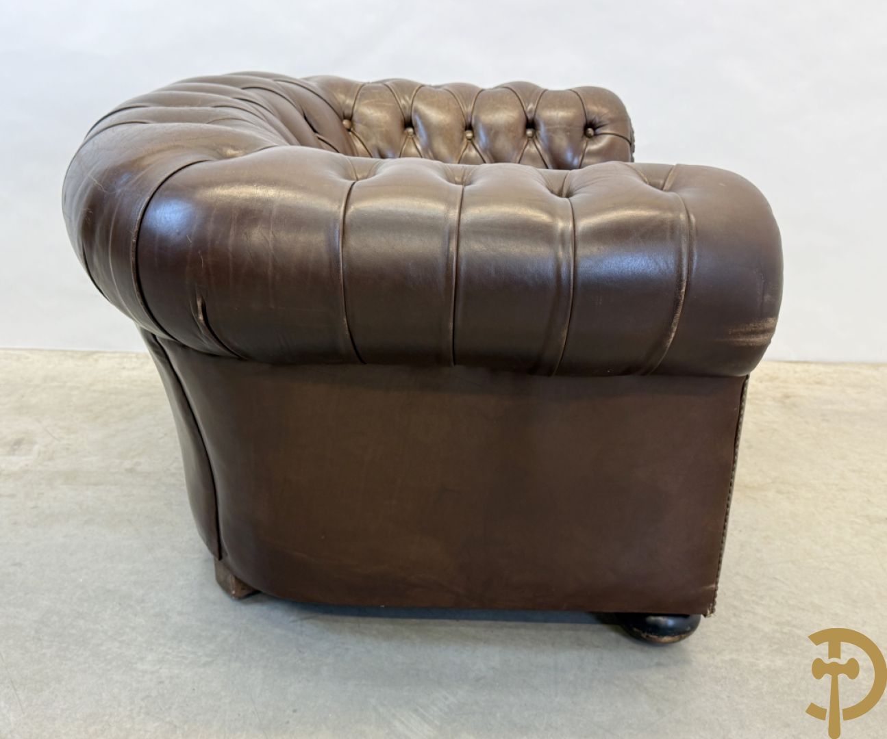 Bruin lederen driezit en club chesterfield