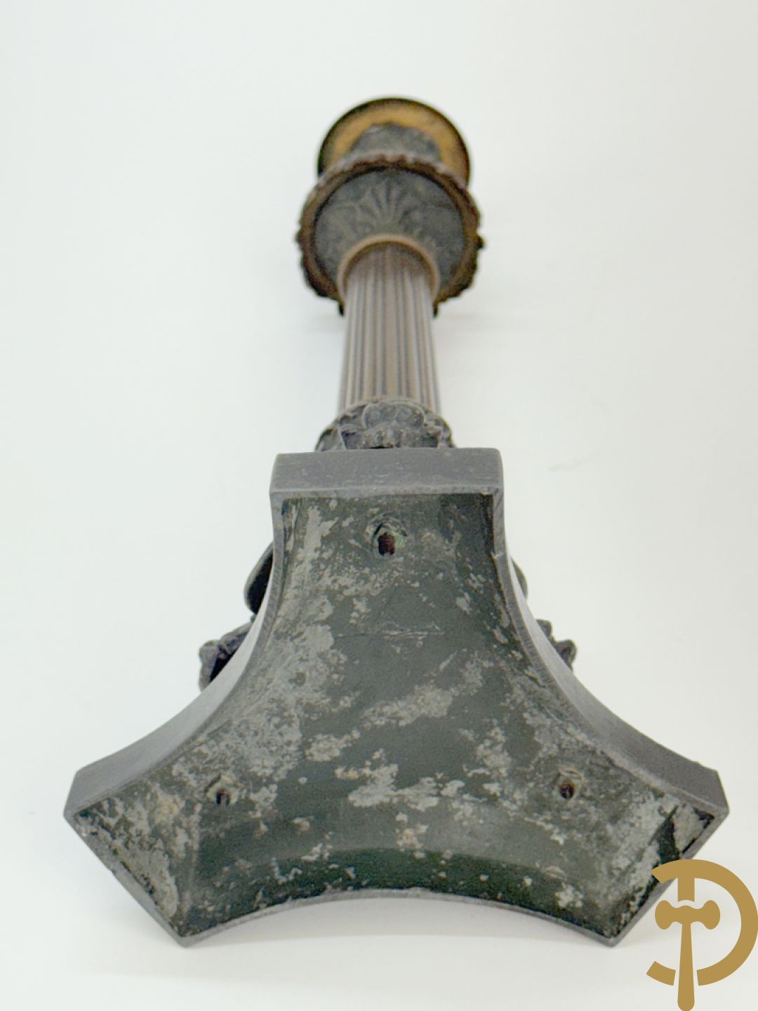 Paar gepatineerde kunstbronzen kandelaars op klauwepoten, 19e