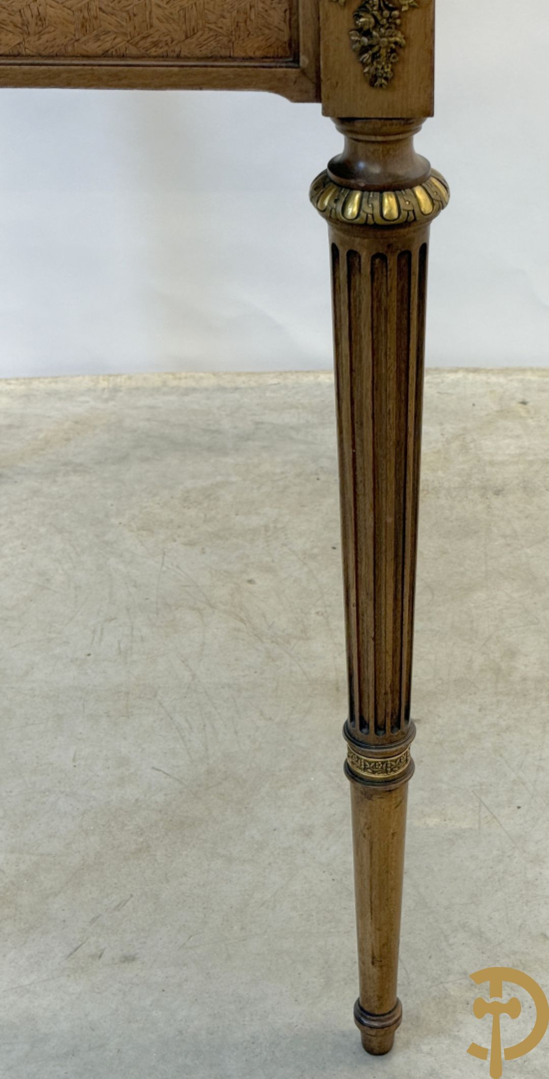 Frans notelaren damesschrijfbureel met marketterie, bronsbeslag, lederen blad, grote lade onderaan en 2 kleine lades boven, 19e