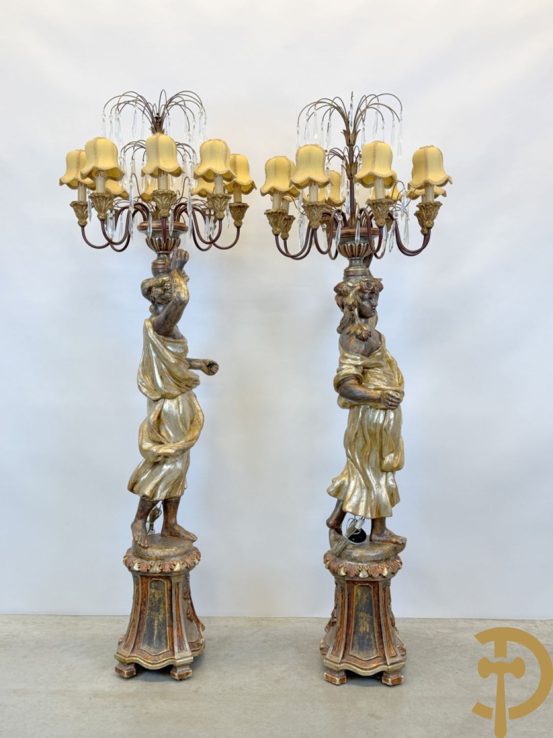 Paar gepolychromeerde dames op sokkel, bekroond met achtarmige kandelaar met lichtpunten en bellen, Italiaans, jaren 