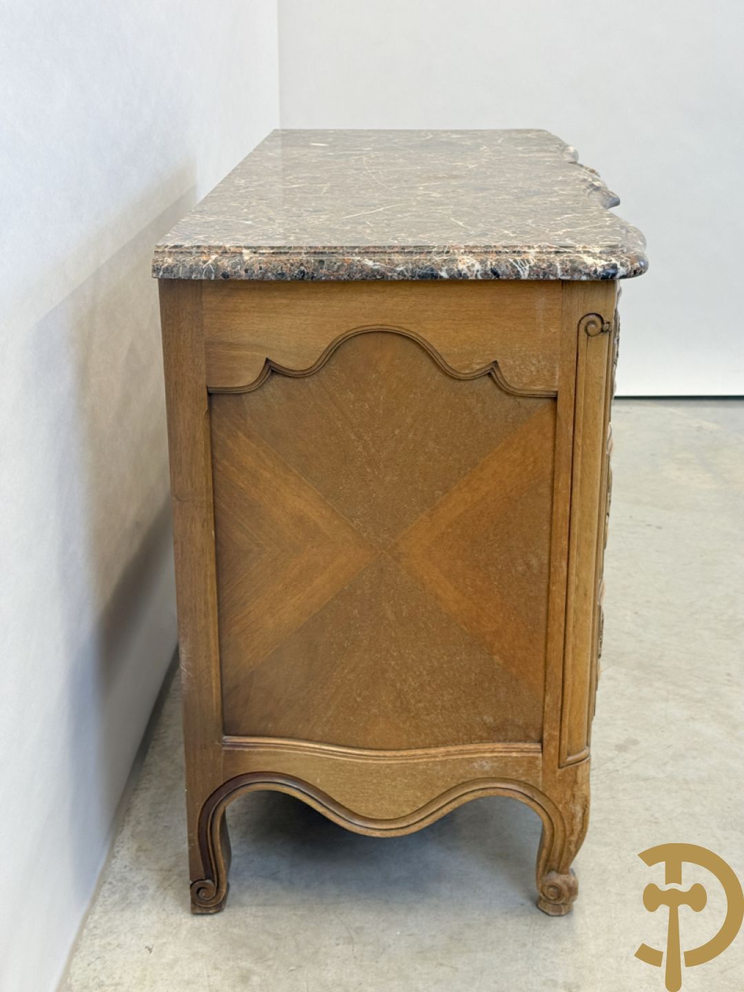 Notelaren drieladencommode met accanthusranken en rocailles, met marmeren blad, op voluutvormige poten