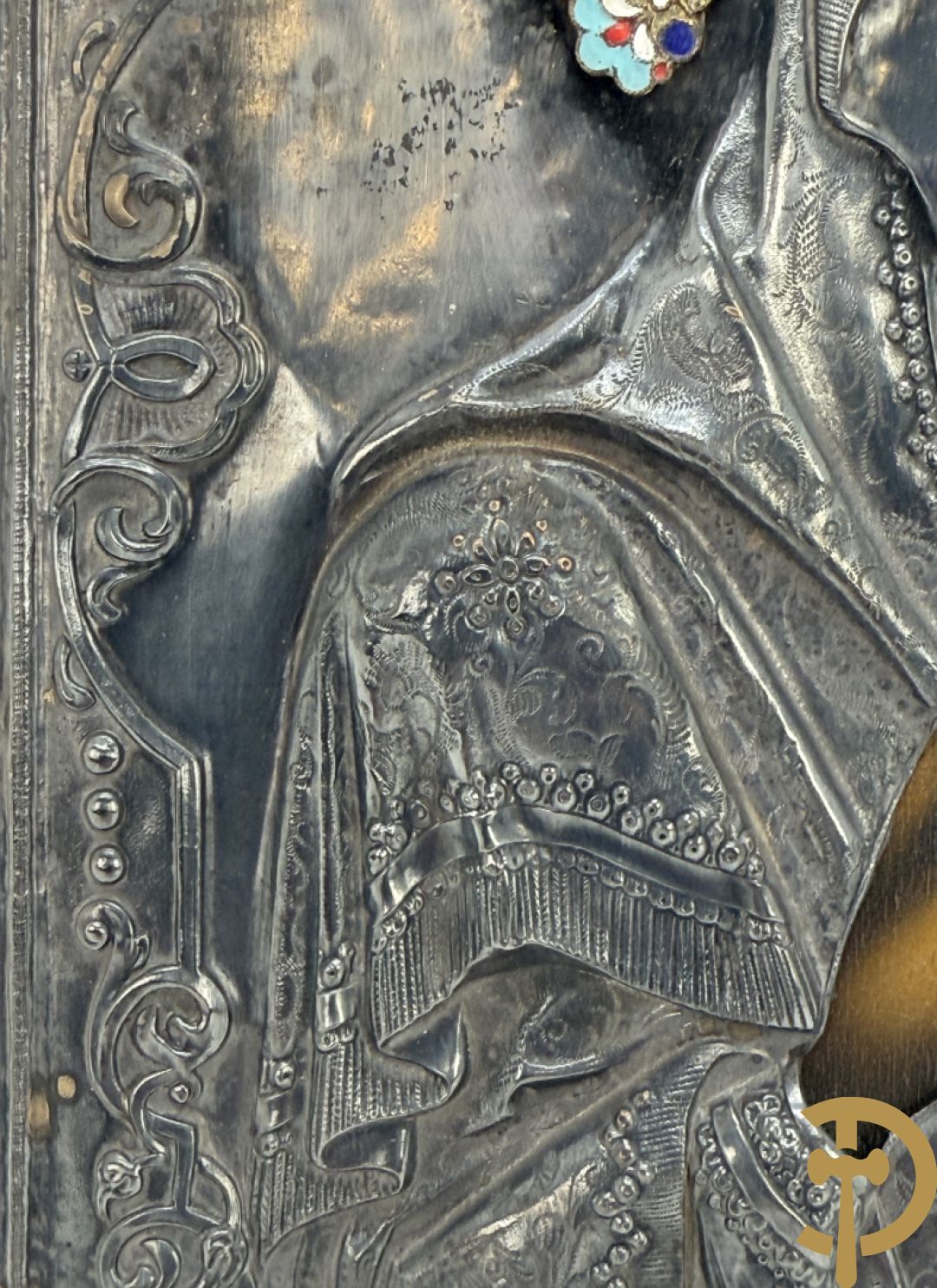 Ikoon met voorstelling van Madonna met kind en verzilverde rizza bezet met email