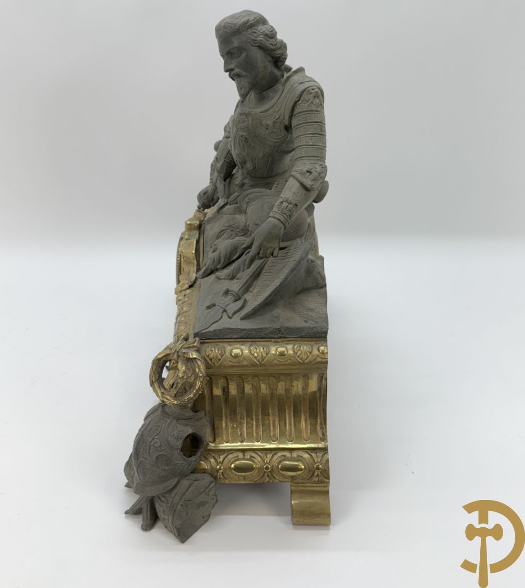 Zamak schouwstuk klok met ridder en Louis XVI motieven bezet
