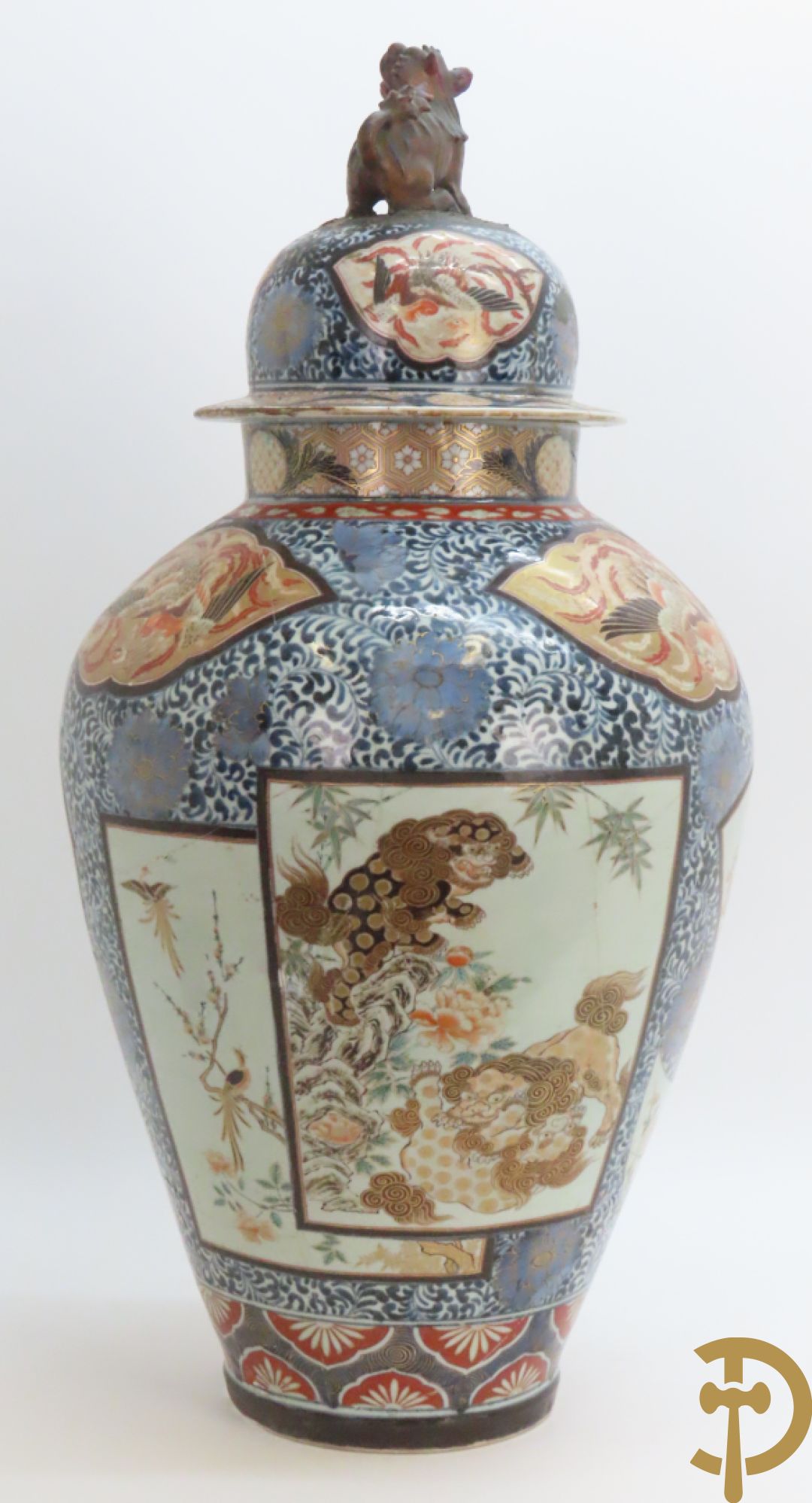 Grote Japanse Imari dekselpotiche bezet met fo hond en natuurtaferelen