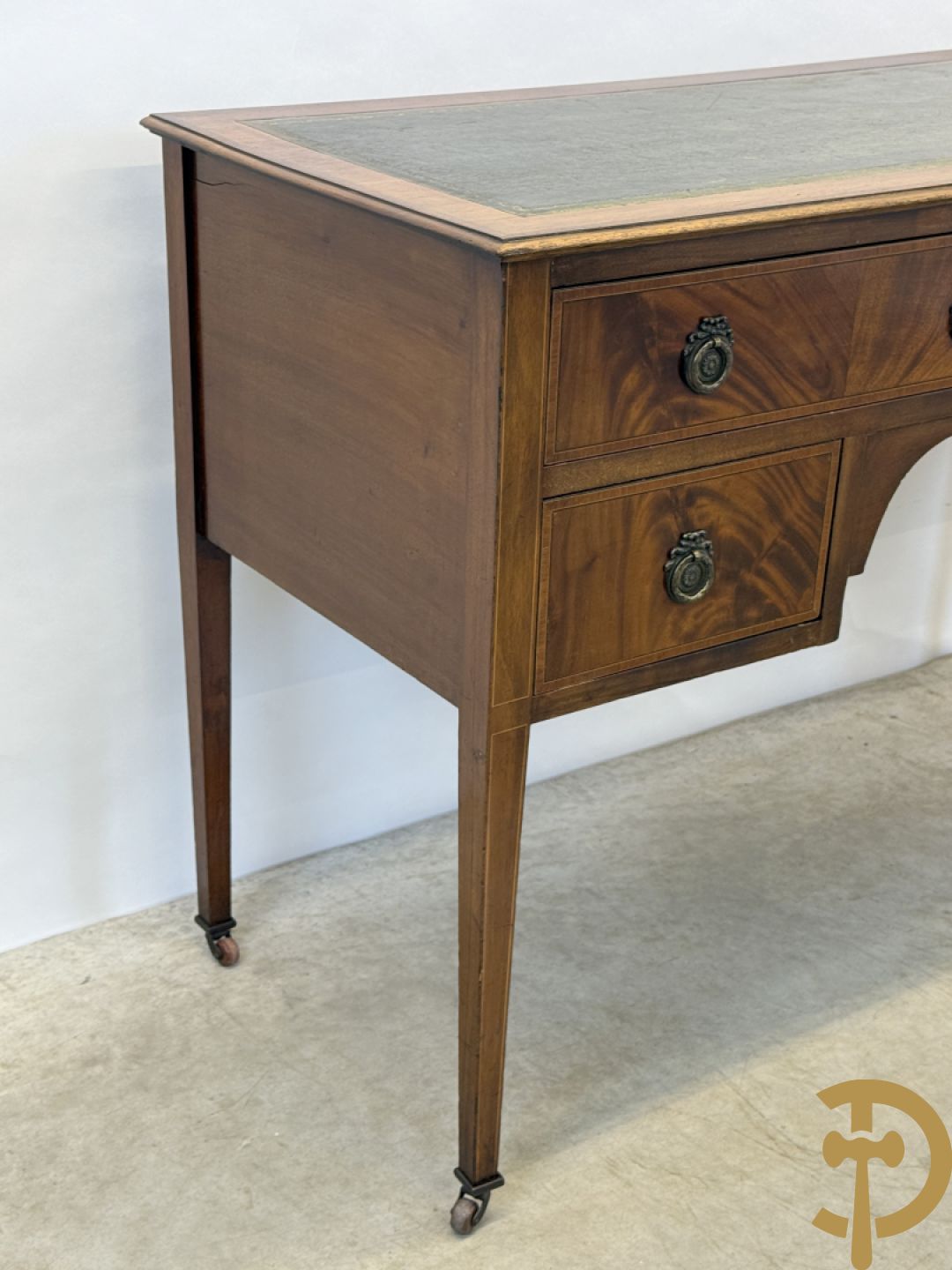 Engelse mahoniehouten opschiktafel met 4 lades op hoge pootjes