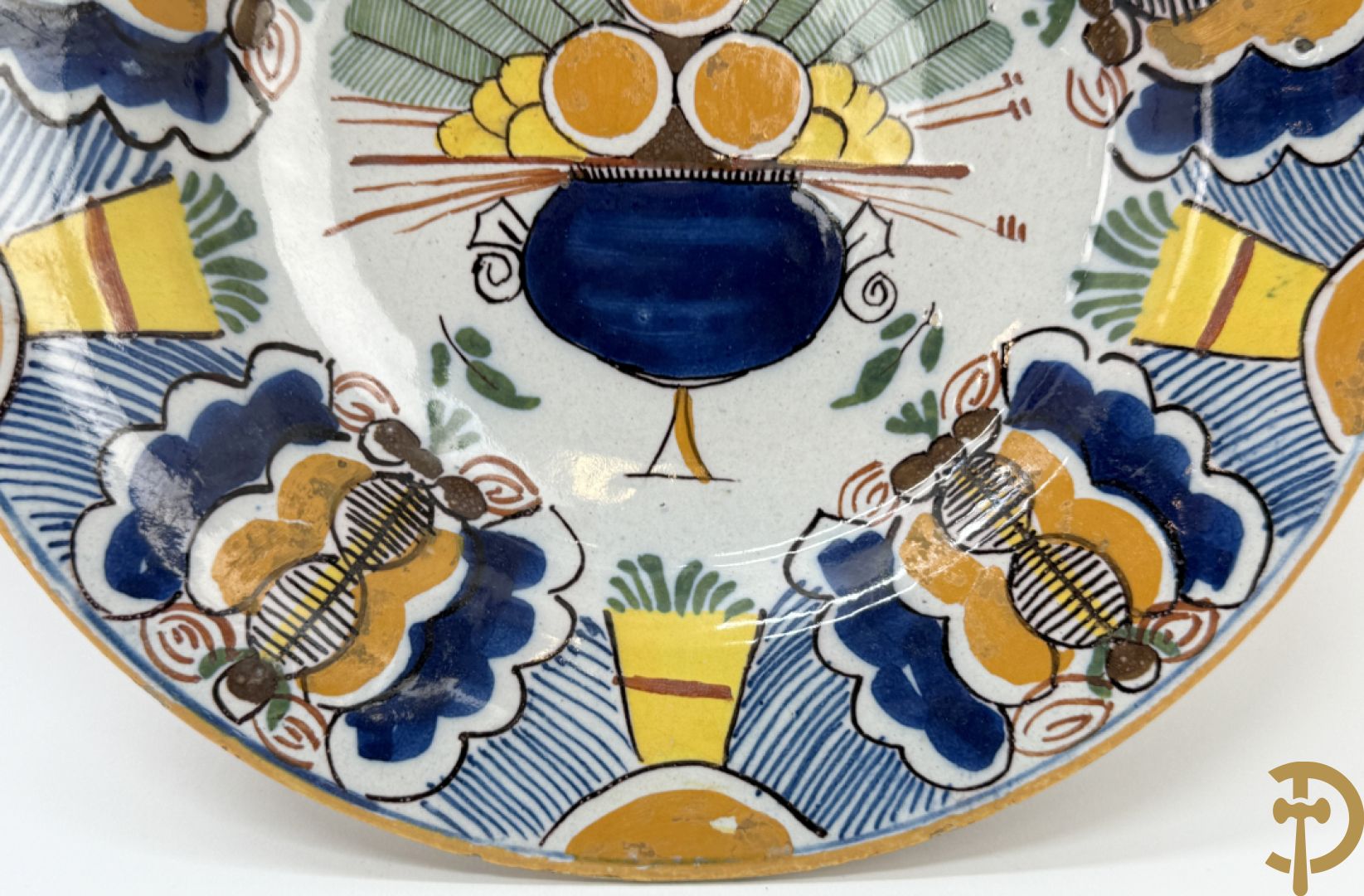 Paar Delftse meerkleurige pauwenstaartbordjes, achteraan gemerkt