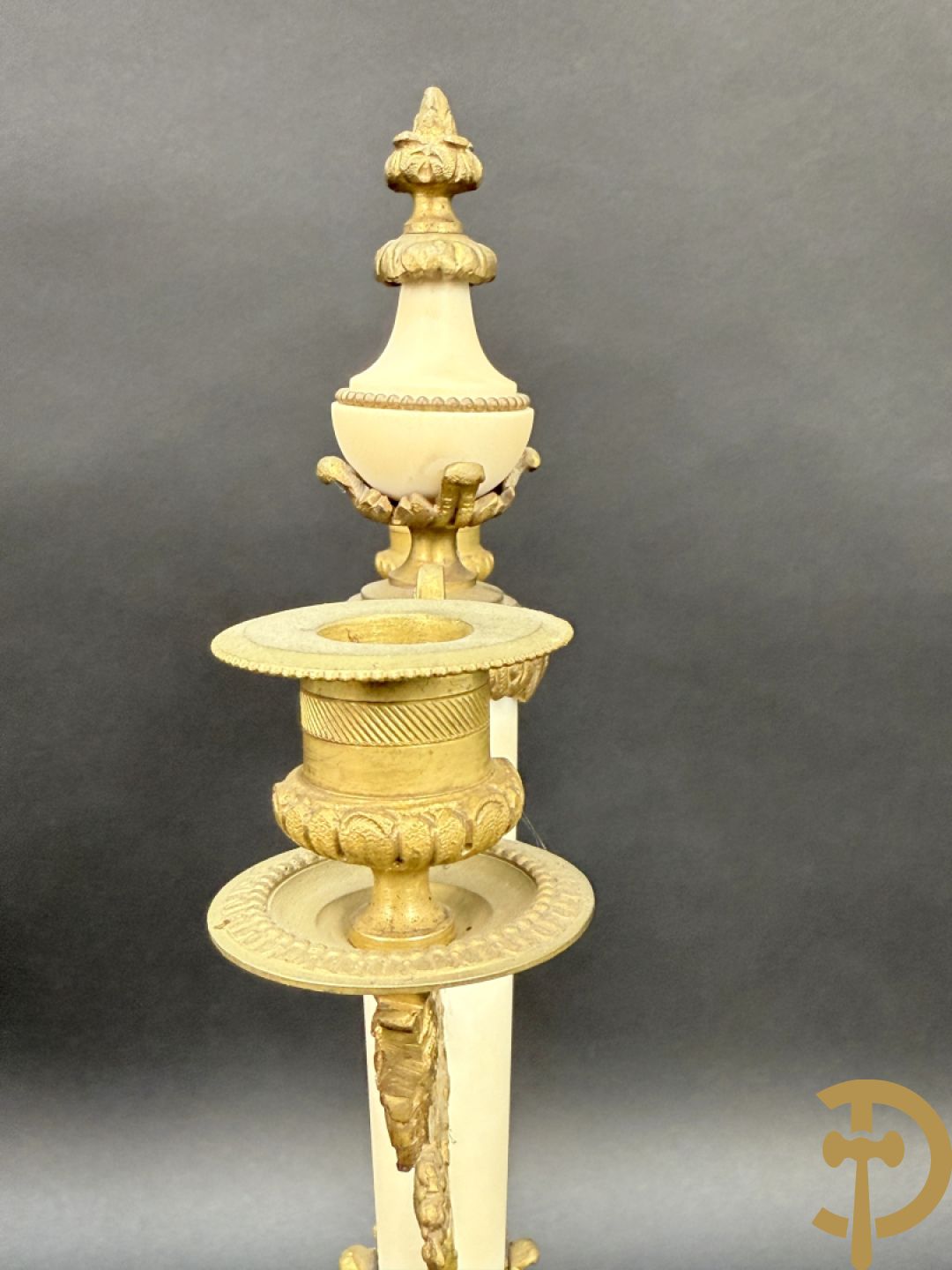 Paar marmeren kandelaars met bronzen cupido