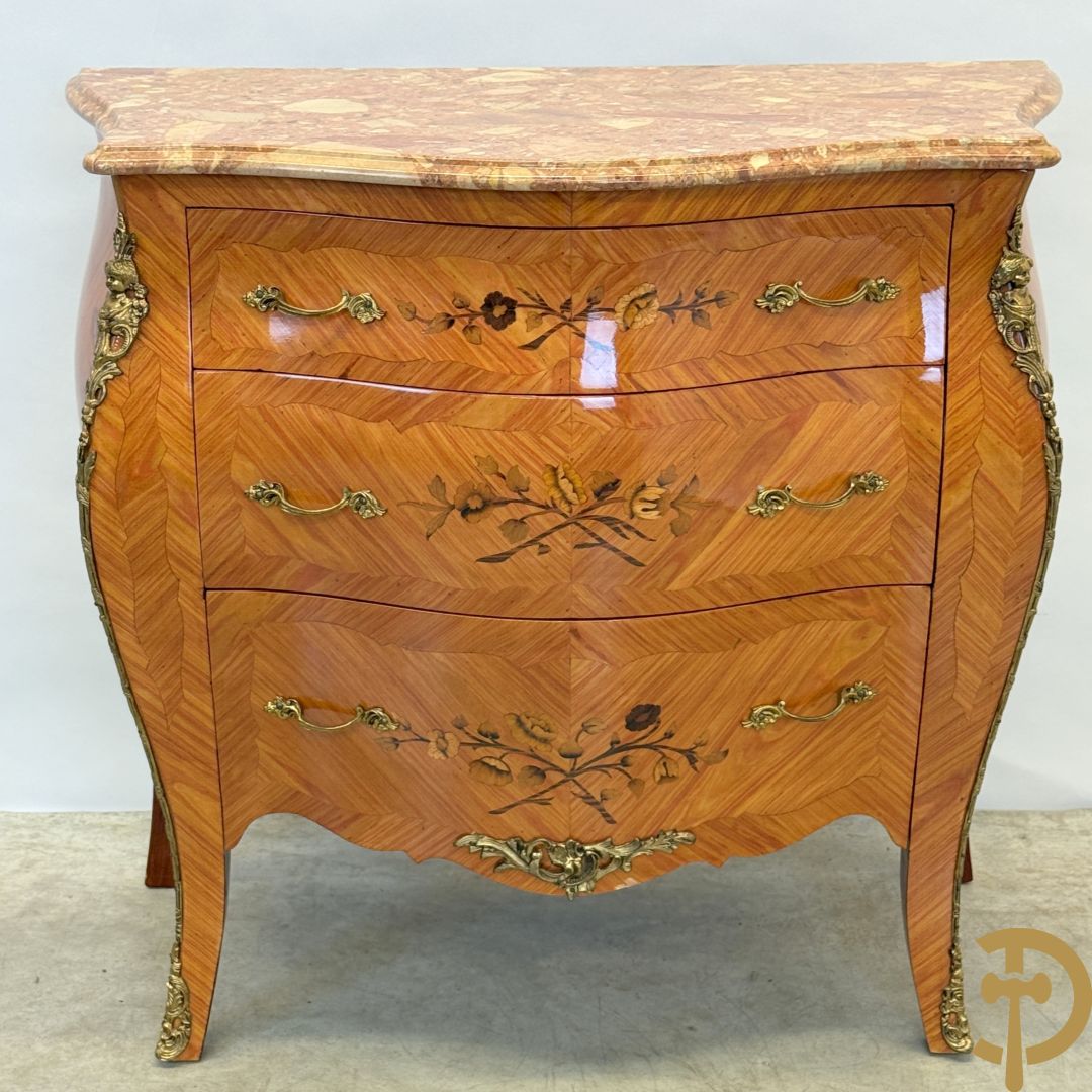 Notelaren gegalbeerde drieladencommode met bloemenmarketterie en marmeren blad