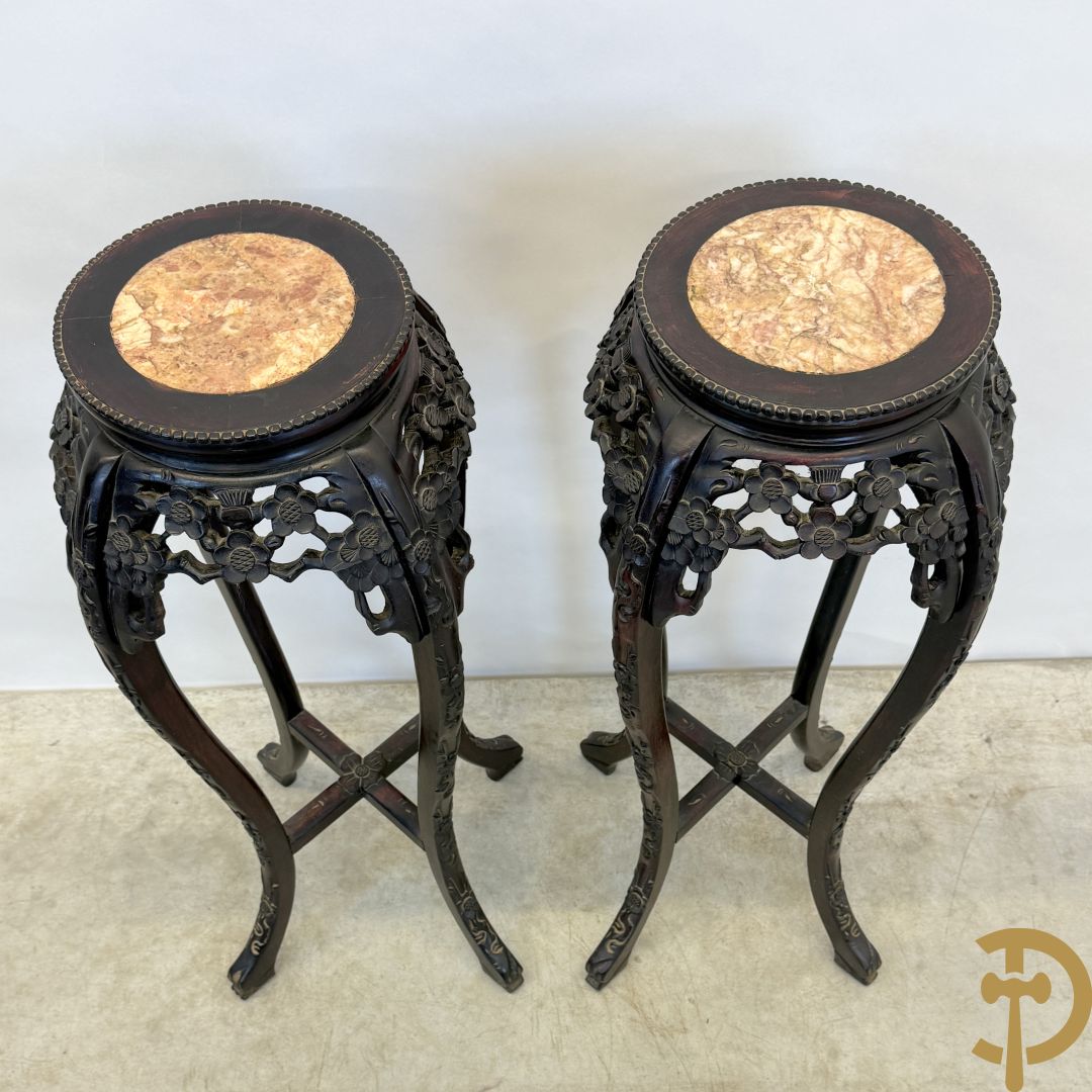 Paar hoge Chinese handgesculpteerde staanders met bloemen