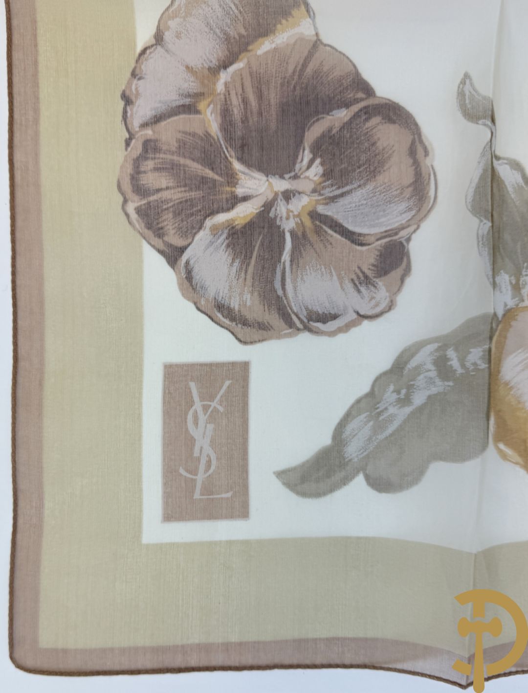 Vier foulards Yves Saint Laurent (nooit gedragen komt uit winkel restant)