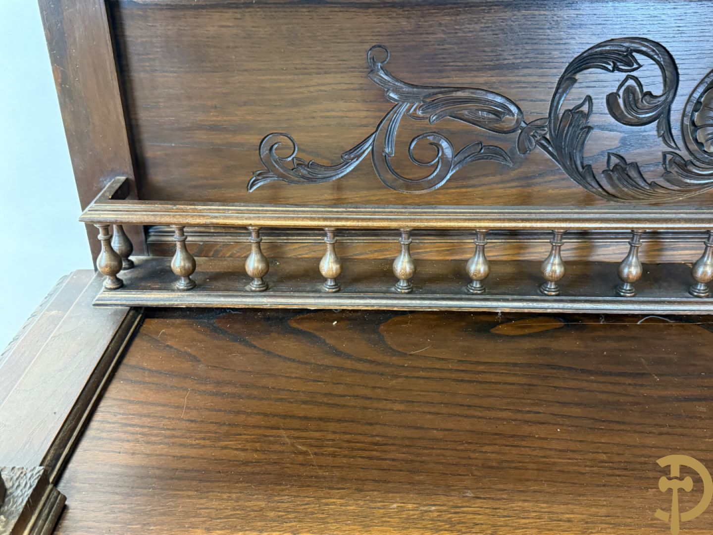 Massief eiken Bretoense eetkamer bestaande uit buffet met 3 deuren boven, 2 deuren onder, lades midden en gesculpteerde geanimeerde scènes + desserte + uittrekbare tafel + 6 stoelen + extra allonge