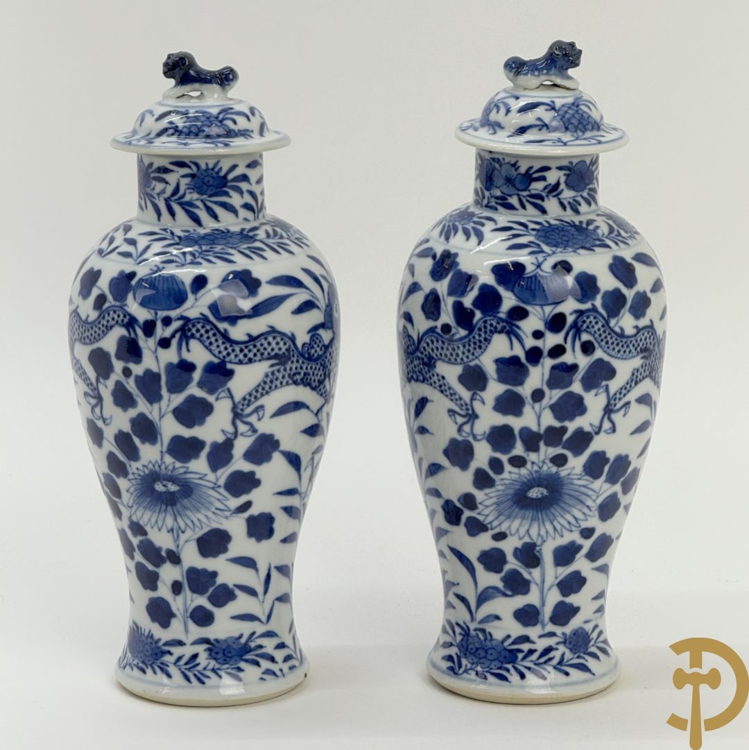 Paar Chinese porseleinen blauw/wit dekselvaasjes met drakendecor, onderaan gemerkt