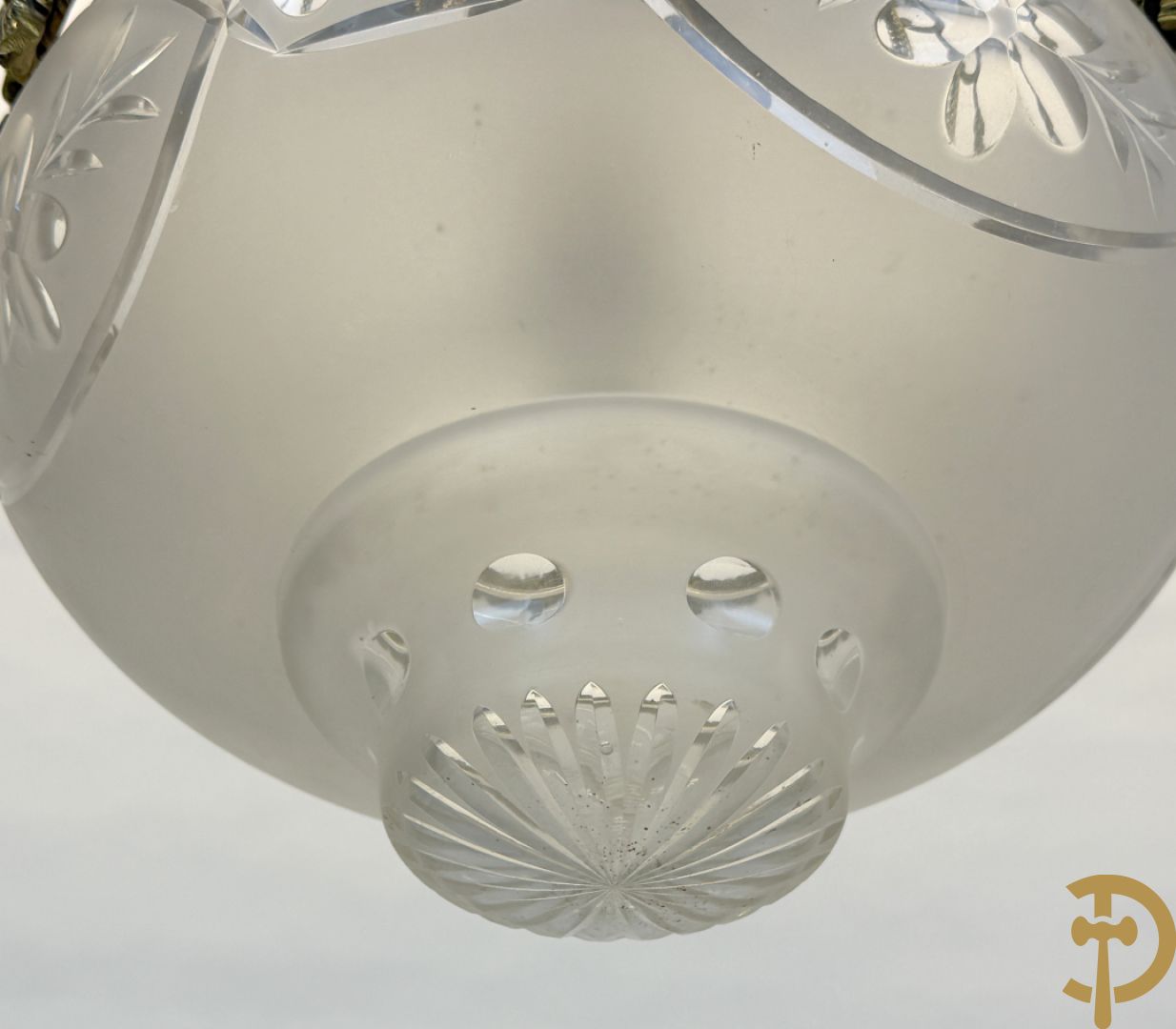 Bronzen hall lantaarn met centrale coupe bezet met bloemen- en dierenkoppen