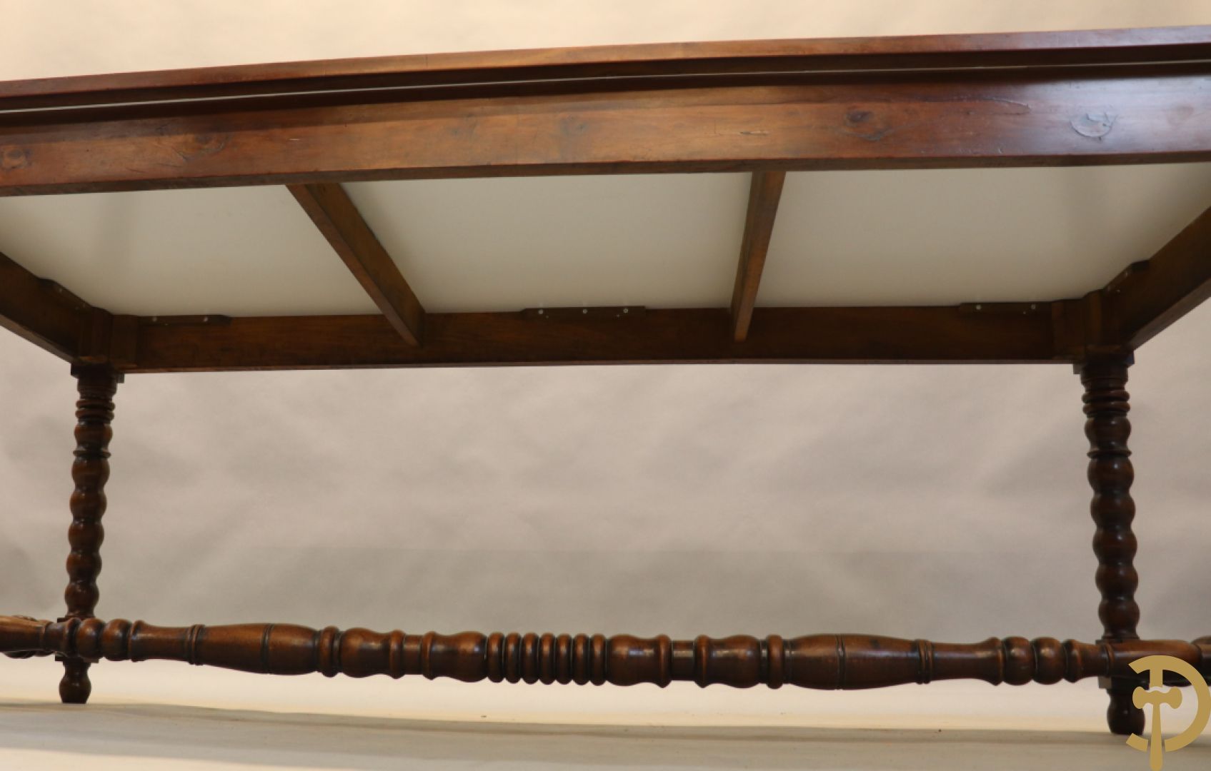 Landelijke tafel op ballusterpoten met vernieuwd blad in formica