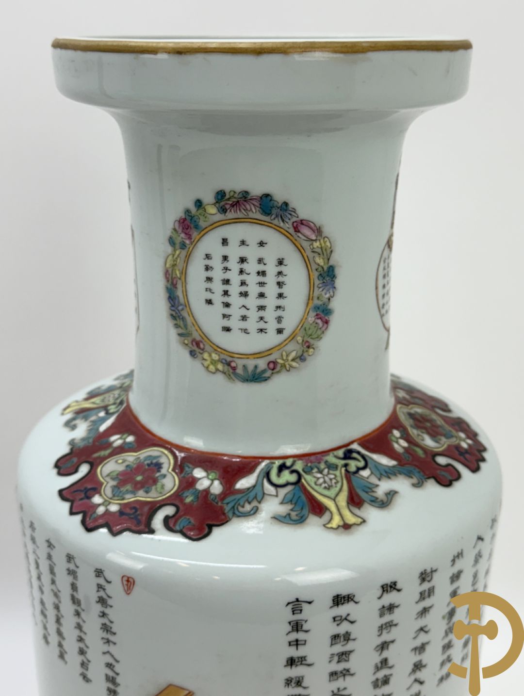 Paar porseleinen Chinese vazen met decor van personages en Chinese tekens, handgekleurd