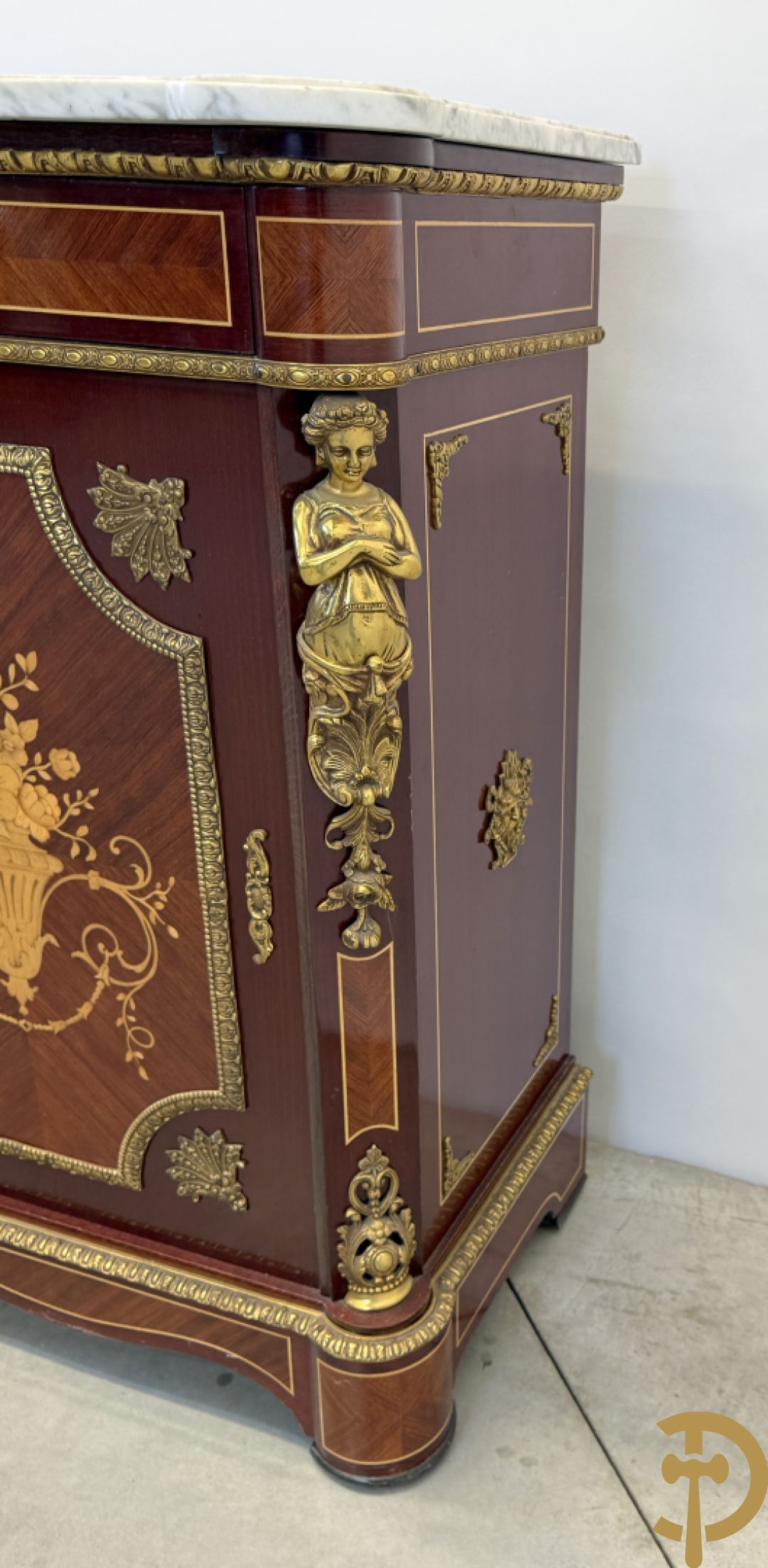 Notelaren vierdeursdressoir met 3 laden, gemarketteerde bloementaferelen en ovale bronzen plakkettes - zijdelings met damesfiguren - bovenaan met wit marmeren blad