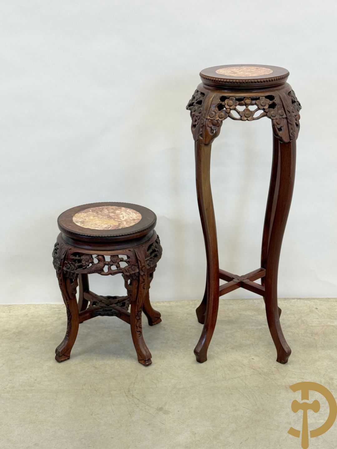 Chinese hardhouten sokkel met bloemensculptuur + Chinese hardhouten sokkel met bloemen- en vogelsculptuur