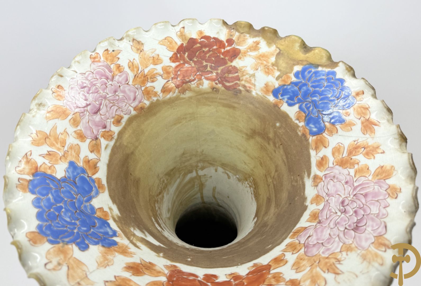 Paar Japanse porseleinen waaiervazen met bloemen en geanimeerd decor