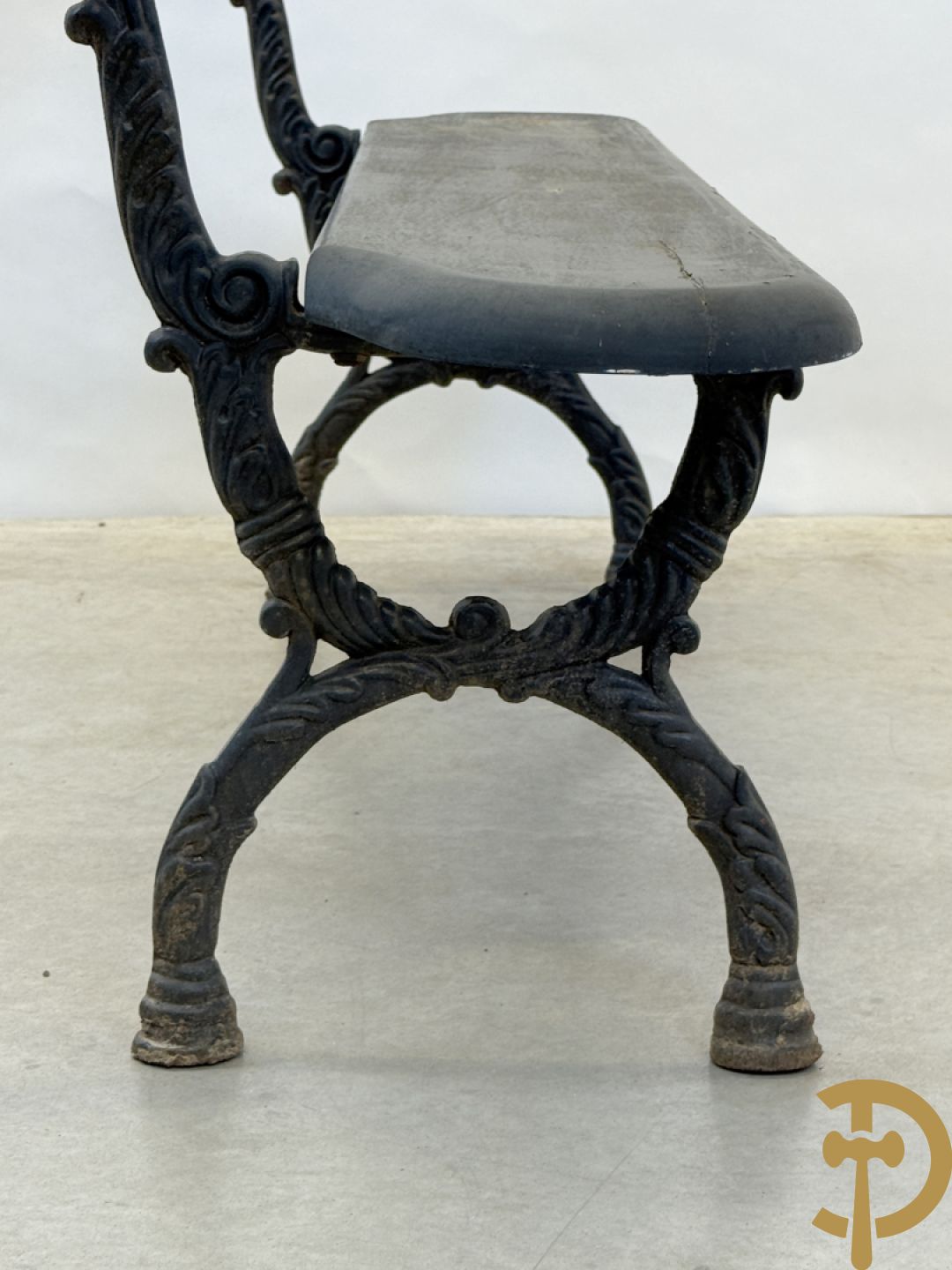 Tuinbank met houten beschilderde zitting en rugleuning op metalen chassis