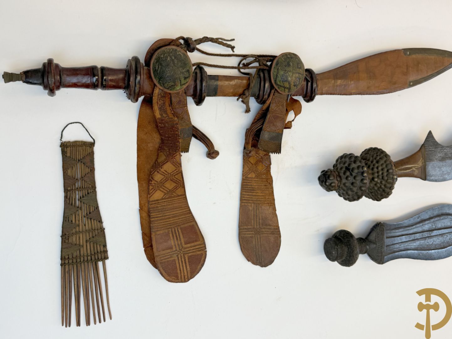 Zes Afrikaanse machetes, 4 speren, bronzen ruilmiddel en 2 bronzen armbanden