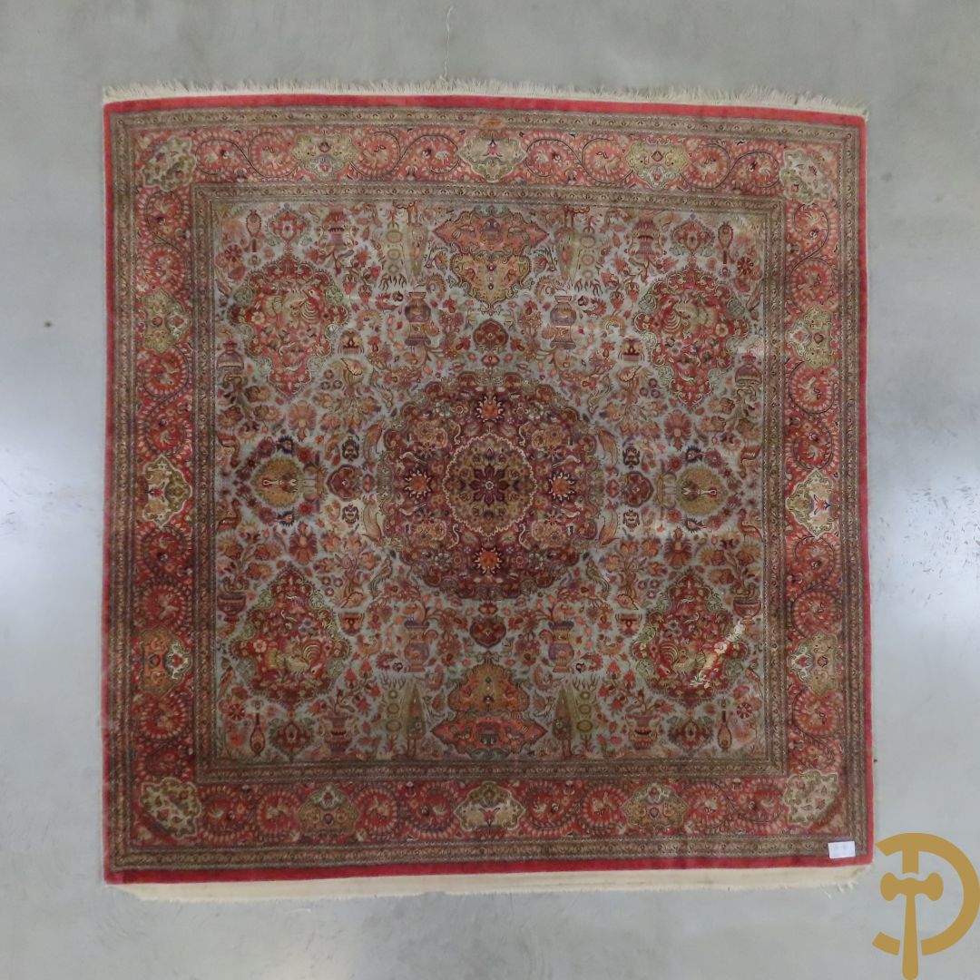 Oosters handgeknoopt tapijt zijde op katoen met bloemenpatronen, vogelmotieven en decor van amfoorvazen + Oosters handgeknoopt tapijt met decor van bloemen en amfoorvaas