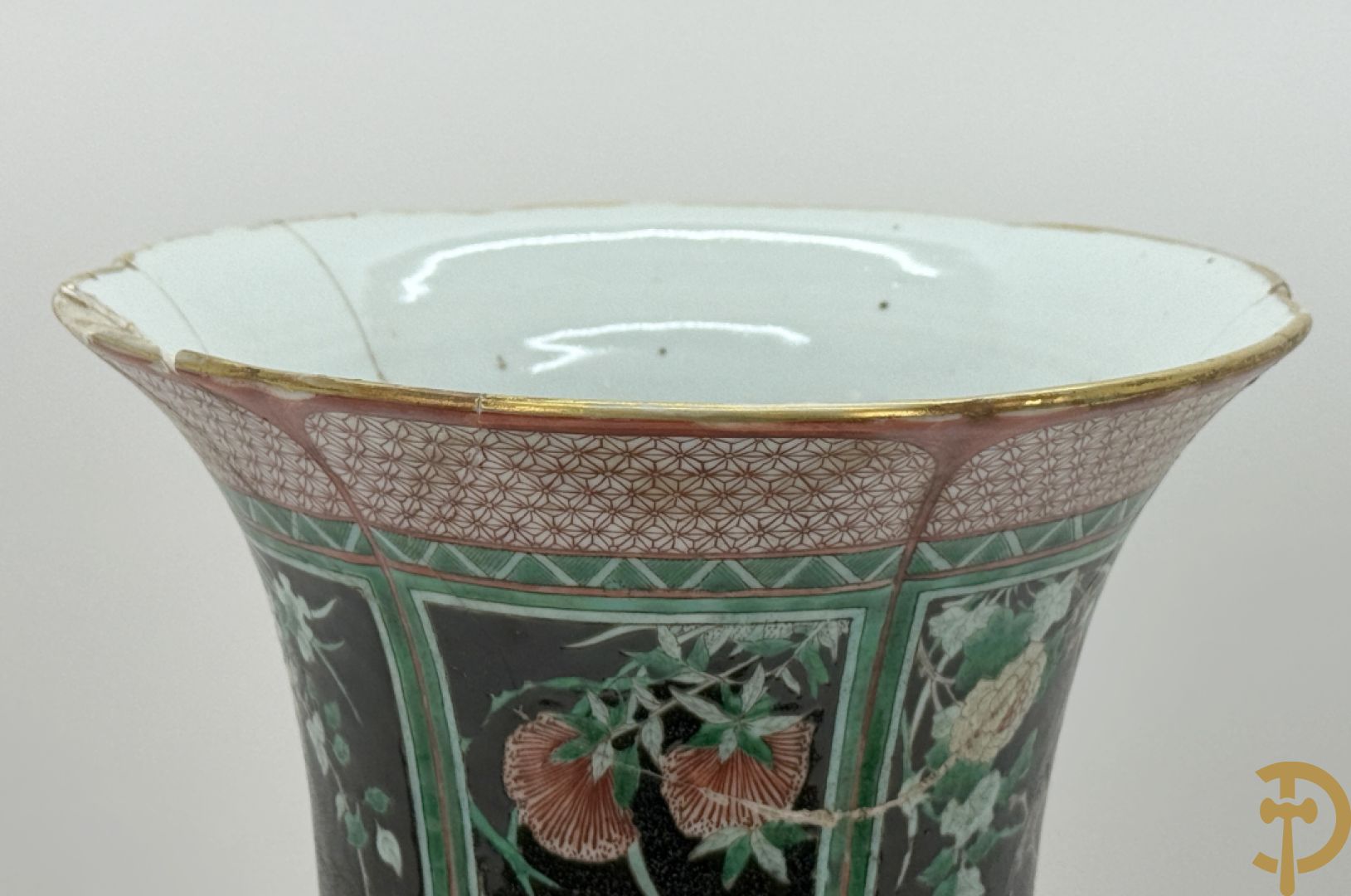 Antieke Chinese Gu vaas met geschenkendecor op zwarte fond