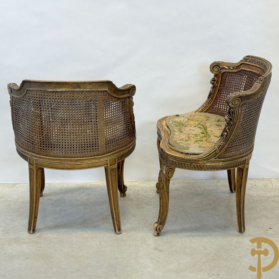 Paar bijzetzetels Louis XVI stijl met bloemenmotieven op voluutvormige poten, dubbel gecanneerd